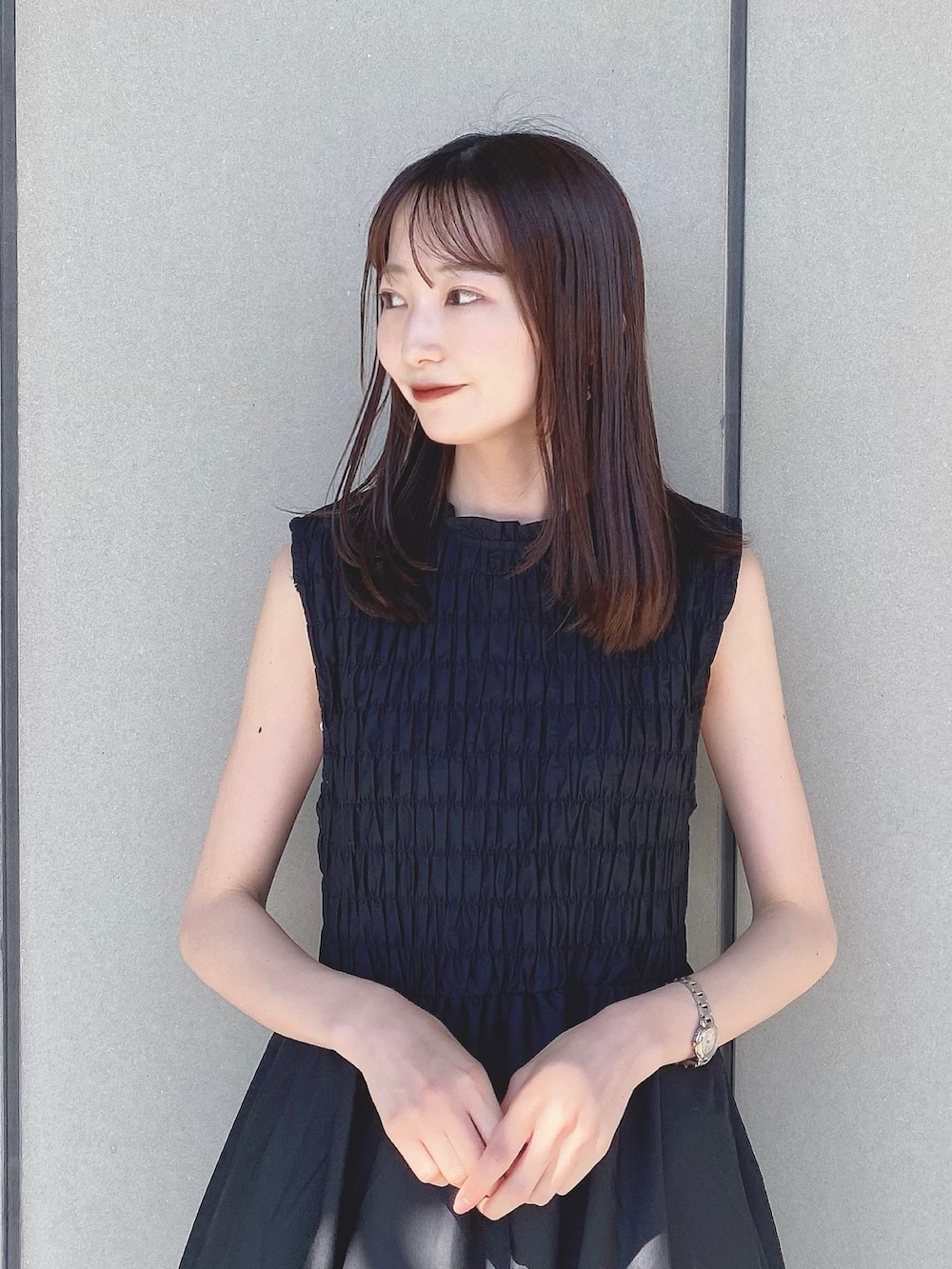 「earth music&ecology、春コーデ、春服みてみて、休日スタイル、モノトーン、モード、ジャケット、ジャケットスタイル、春アウター、キレイめ、パンプス、ブラック、いまどきジャケット写真、ショップスタッフの好印象コーデ、ショップスタッフのモノトーン」｜「Green　Parksの・Double Flags シャーリングノースリワンピ（ワンピース、ブラック系）」を使った、このみさん（レディース・164cm）の春コーディネートの3枚目の写真