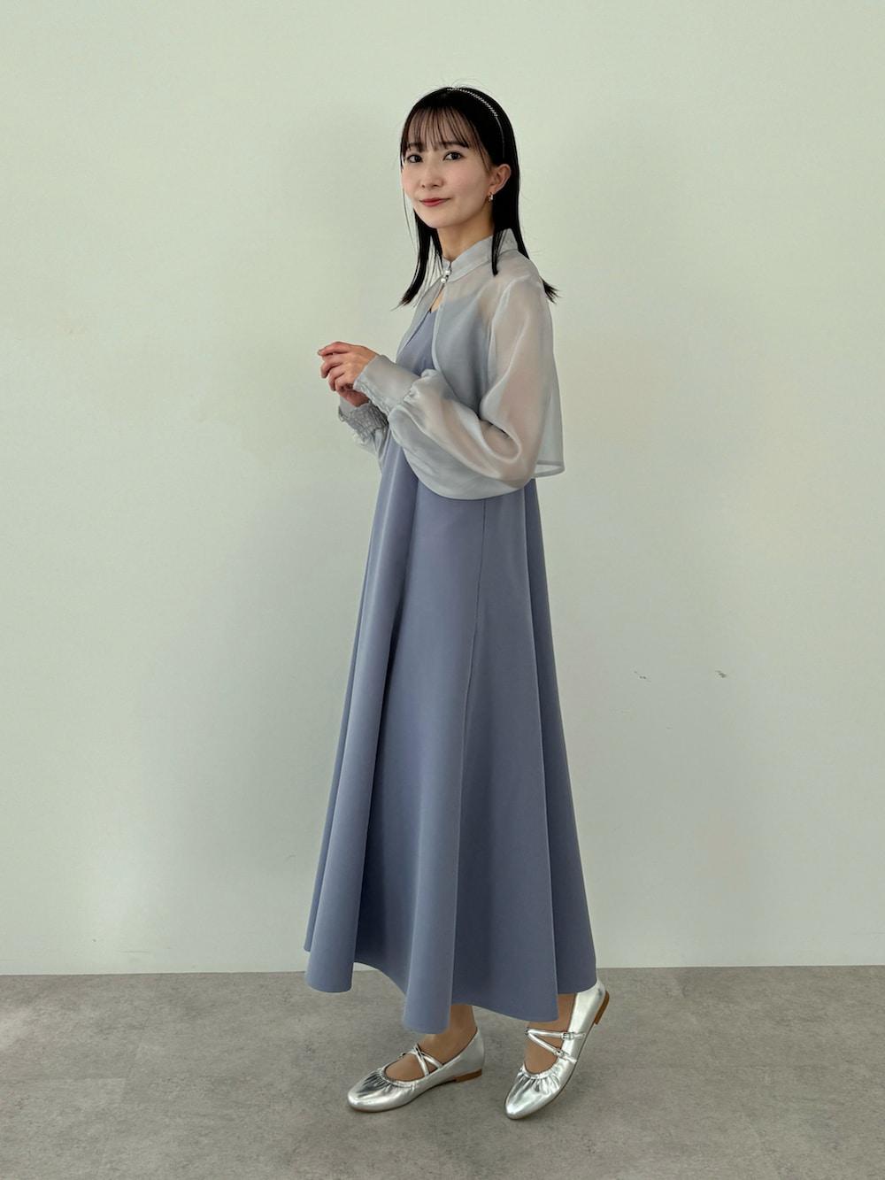 「earth music&ecology、オケージョン、お呼ばれスタイル、ワンピース、ロングワンピース、ボレロ、キャミワンピ、ワントーンコーデ、ブルー、骨格ウェーブ、カチューシャ、高身長、プチプラ、お出かけコーデ、キレイめ」｜「earth music&ecologyのSET2点ボレロ+キャミワンピース（ドレス、ブルー系）」を使った、このみさん（レディース・164cm）の冬コーディネートの2枚目の写真