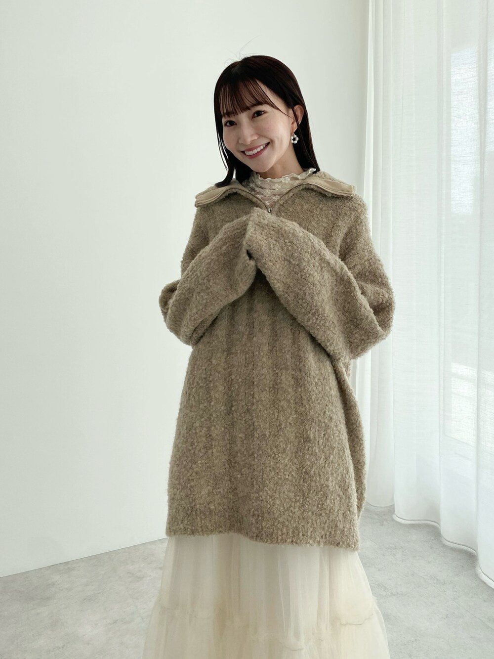 「ファッションを楽しもう、earth music&ecology、ベージュ、ベージュコーデ、淡色コーデ、ワントーンコーデ、ニット、ハーフジップ、チュールスカート、ゆるコーデ、休日スタイル、プチプラ、秋コーデ、シンプルコーデ、シンプル」｜「earth music&ecologyのブークレハーフジップミニワンピース（ワンピース、ブラウン系）」を使った、このみさん（レディース・164cm）の秋コーディネートの4枚目の写真