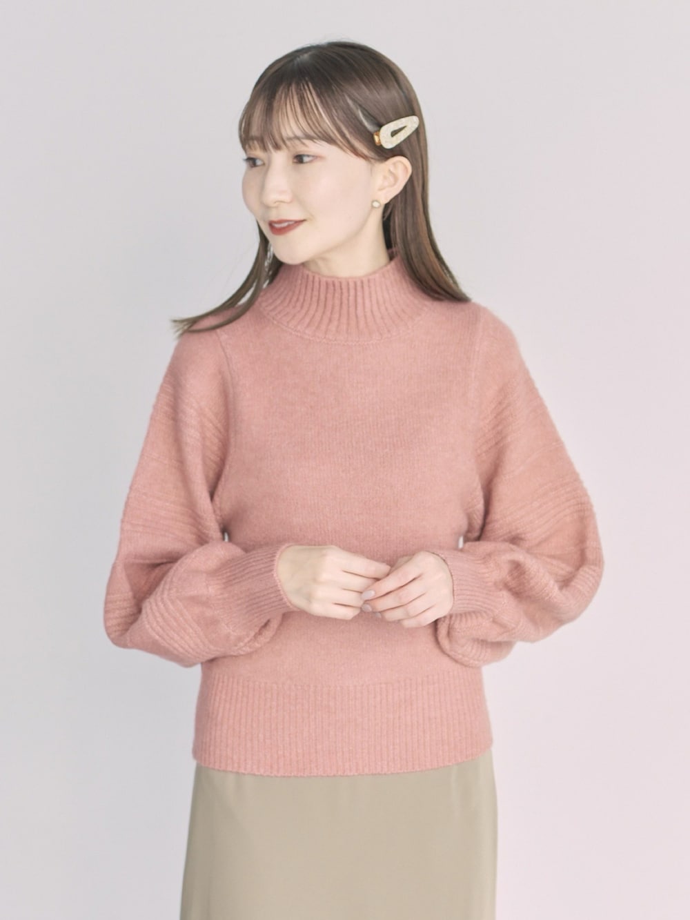 「earth music&ecology、冬コーデ、プチプラ、休日スタイル、ハイネック、ハイネックニット、カラーニット、ピンクニット、マーメイドスカート、クリスマスに着たい服、マイベストコーデ2022、ブーツ、白ブーツ、ショートブーツ、大人ガーリー」|「earth music&ecologyのハイネックパフスリーブニットプルオーバー(ニット/セーター、ピンク系)」を使った、このみさん(レディース・164cm)の冬コーディネートの2枚目の写真