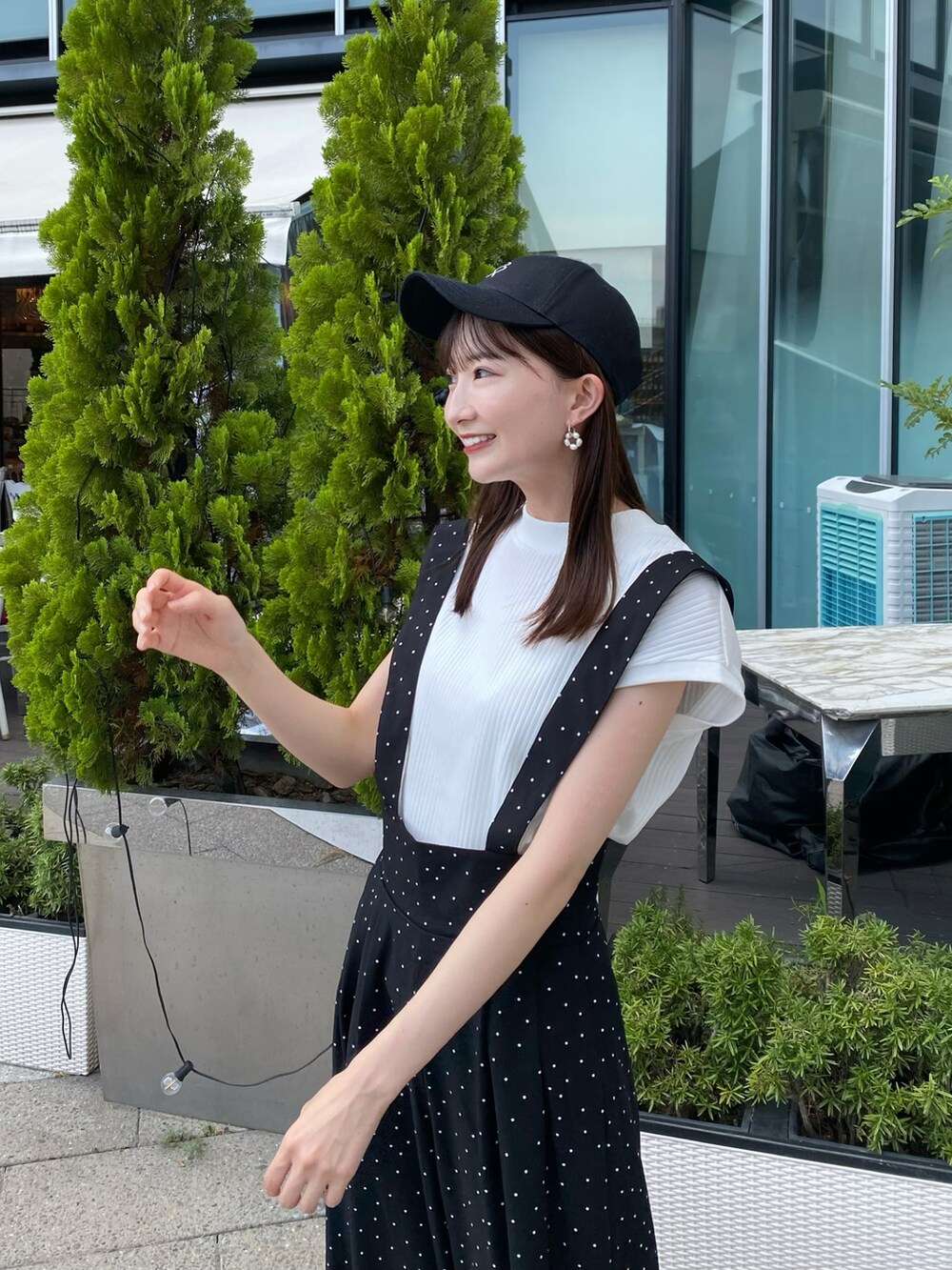 「earth music&ecology、みんなの白Tフェス、夏コーデ、ブラック、ブラックコーデ、キャップ、モノトーン、オールインワン、ドット、サンダル、大人カジュアル、プチプラ、韓国ファッション、お出かけコーデ、フレンチスリーブ」｜「earth music&ecologyのフレンチスリーブリブプルオーバー（Tシャツ/カットソー、ホワイト系）」を使った、このみさん（レディース・164cm）の夏コーディネートの5枚目の写真