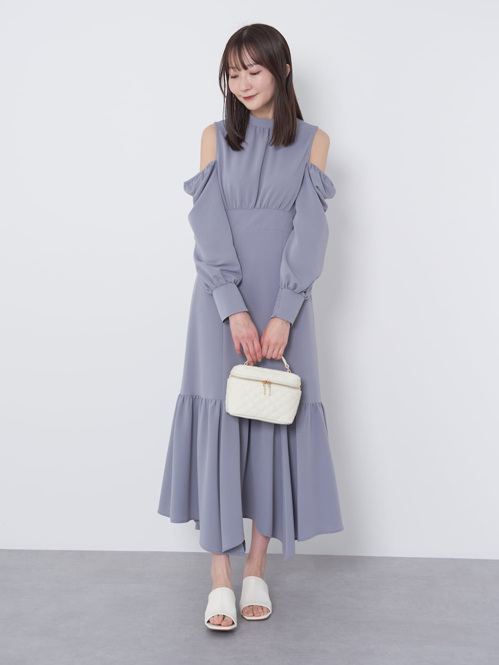 「earth music&ecology、春コーデ、春カラー、ブルー、バニティバッグ、ミュール、ロングワンピース、ショルダーバッグ、サンダル、プチプラ、休日スタイル、お出かけコーデ、キレイめ、ワントーンコーデ、春服デビュー宣言」｜「earth music&ecologyの2WAYショルダーワンピース（ワンピース、ブルー系）」を使った、このみさん（レディース・164cm）の春コーディネートの2枚目の写真