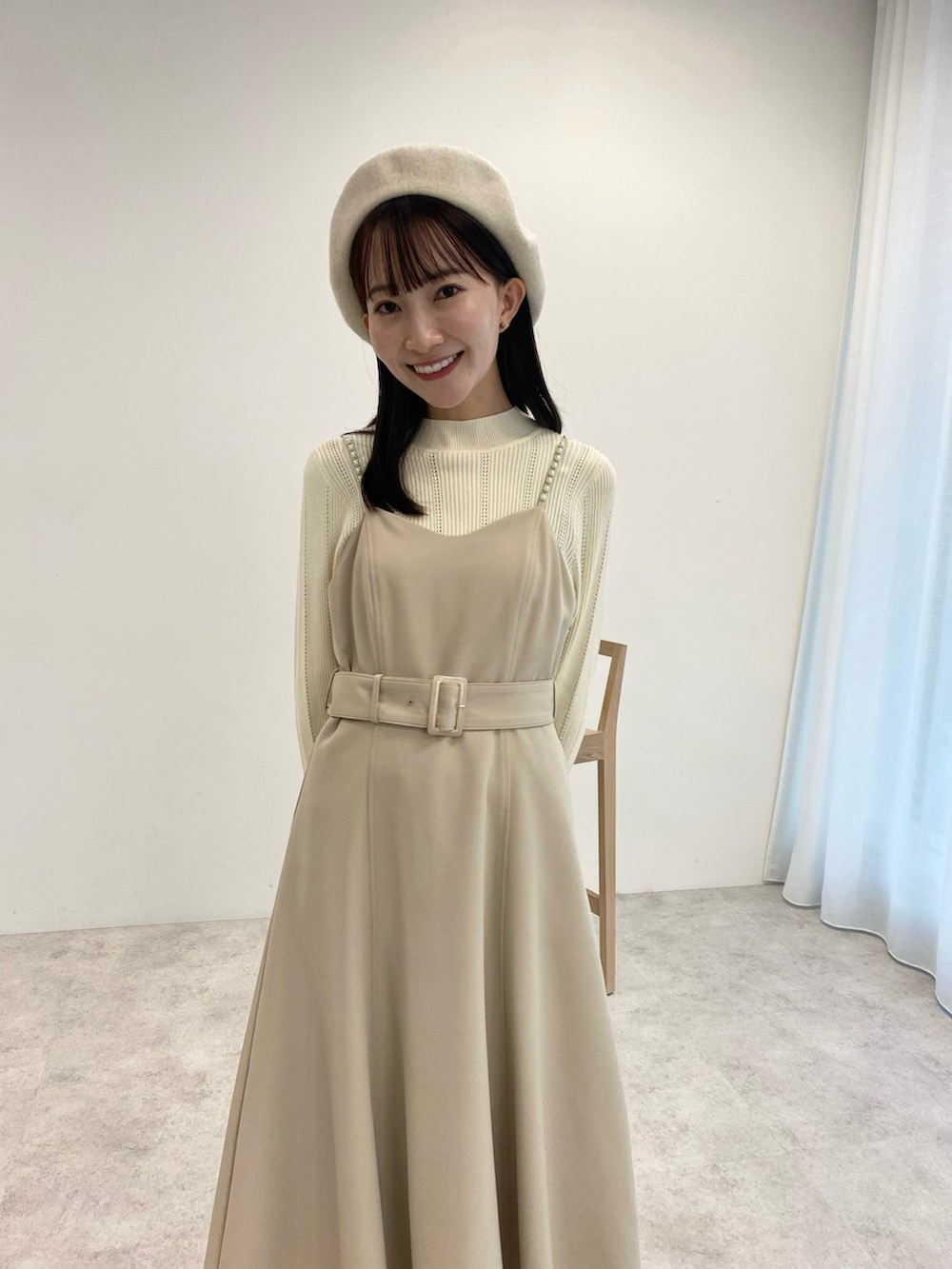 「秋服まるっと大公開、秋コーデ、ベージュ、ベージュコーデ、ワントーンコーデ、淡色コーデ、ベレー帽、キャミワンピ、ニット、ブーツ、休日スタイル、プチプラ、韓国ファッション、お出かけコーデ、ロングワンピース」|「earth music&ecologyのベレー帽(ハンチング/ベレー帽、ホワイト系)」を使った、このみさん(レディース・164cm)の秋コーディネートの5枚目の写真