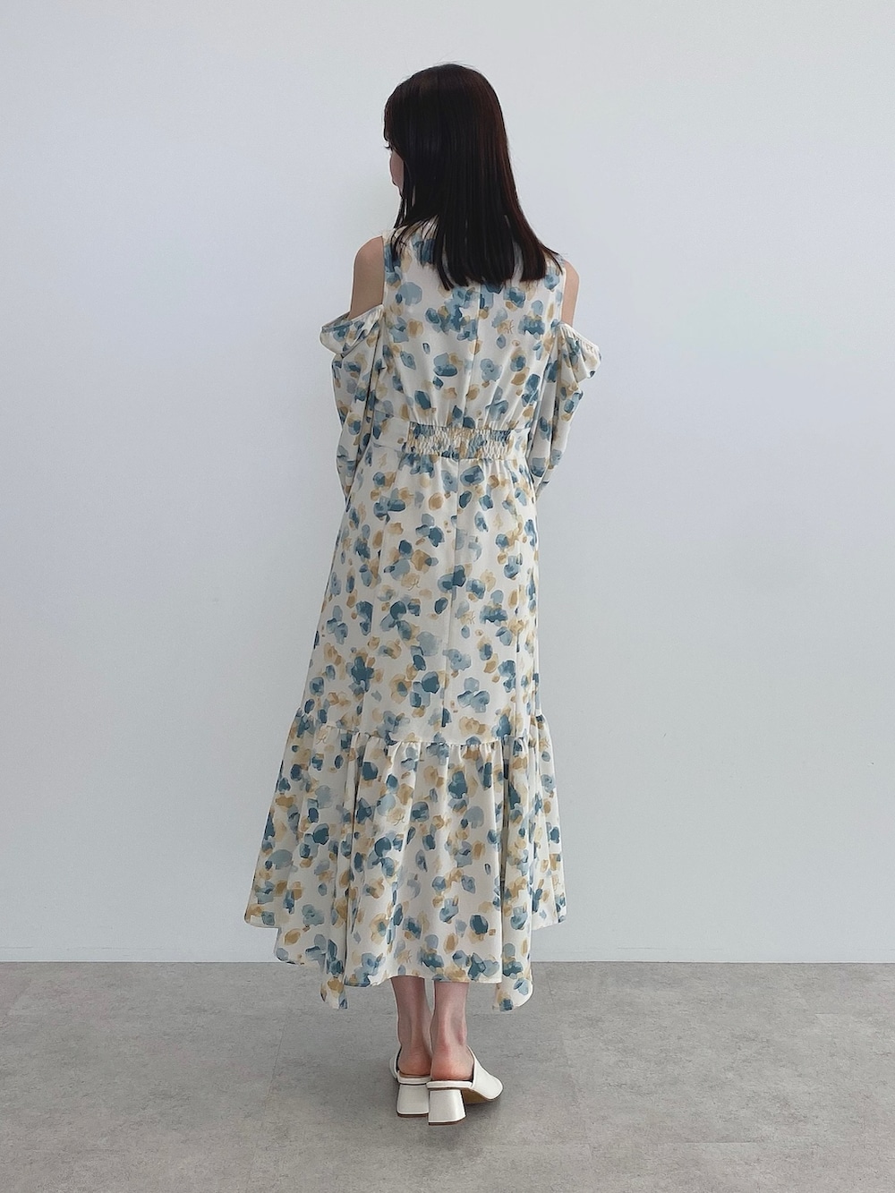 「earth music&ecology、春服デビュー宣言、春コーデ、ワンピース、花柄ワンピース、ミュール、ショルダーバッグ、バニティバッグ、春カラー、淡色コーデ、キレイめ、プチプラ、休日スタイル、デート、韓国ファッション」｜「earth music&ecologyの2WAYショルダーワンピース（ワンピース、その他）」を使った、このみさん（レディース・164cm）の春コーディネートの3枚目の写真