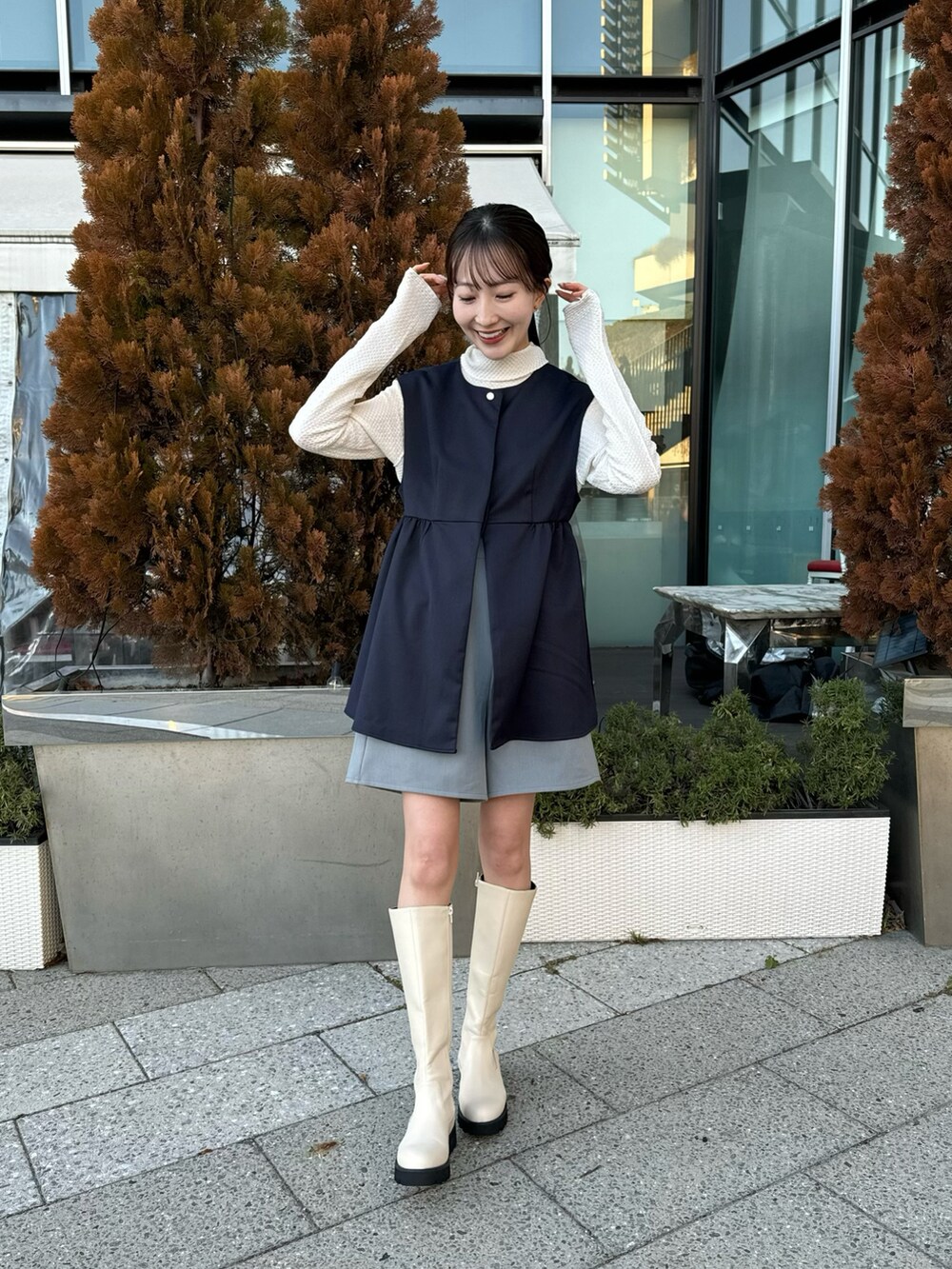 「春コーデ、春先取り、大人カジュアル、ハイネック、シアートップス、ジレ、ミニワンピ、ショートパンツ、ロングブーツ、モノトーン、モノトーンコーデ、レイヤードスタイル、休日スタイル、プチプラ、韓国ファッション」｜「earth music&ecologyのペプラムジレ（ベスト、ブルー系）」を使った、このみさん（レディース・164cm）の冬コーディネートの2枚目の写真