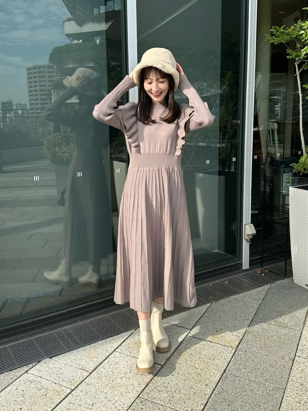 「earth music&ecology、冬コーデ、ボア、ハット、ニットワンピース、ワンピース、ロングワンピース、ワントーンコーデ、ベージュ、淡色コーデ、シンプルコーデ、シンプル、大人かわいい、休日スタイル、新星WEARISTAにエントリー」｜「earth music&ecologyのボアバケットハット（ハット、ホワイト系）」を使った、このみさん（レディース・164cm）の冬コーディネートの2枚目の写真