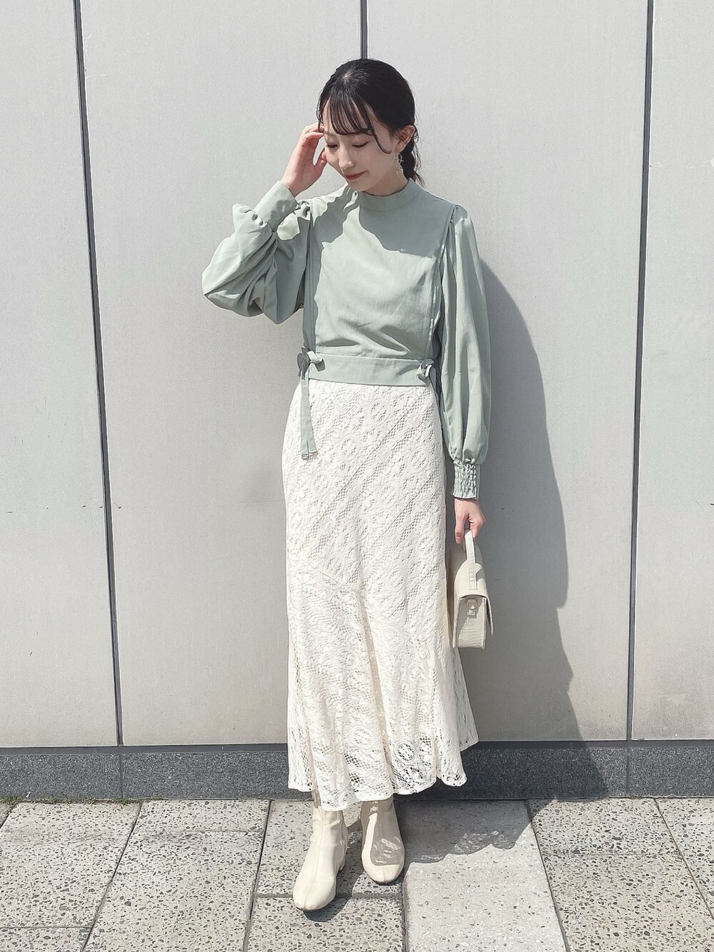 「earth music&ecology、春夏コーデ、ホワイト、ホワイトコーデ、ジャケット、オフィスカジュアル、SLURR、レーススカート、ロングスカート、プチプラ、シンプル、シンプルコーデ、キレイめ、マーメイドスカート、ミニバッグ」|「earth music&ecologyの【予約】SET2点ショートBL+マーメイドSK(ワンピース/ドレス、ブルー系)」を使った、このみさん(レディース・164cm)の春コーディネートの2枚目の写真
