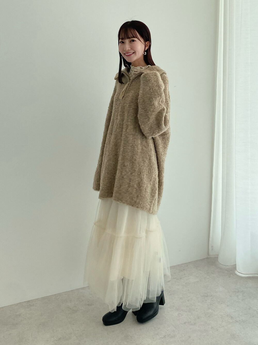 「ファッションを楽しもう、earth music&ecology、ベージュ、ベージュコーデ、淡色コーデ、ワントーンコーデ、ニット、ハーフジップ、チュールスカート、ゆるコーデ、休日スタイル、プチプラ、秋コーデ、シンプルコーデ、シンプル」｜「earth music&ecologyのブークレハーフジップミニワンピース（ワンピース、ブラウン系）」を使った、このみさん（レディース・164cm）の秋コーディネートの2枚目の写真