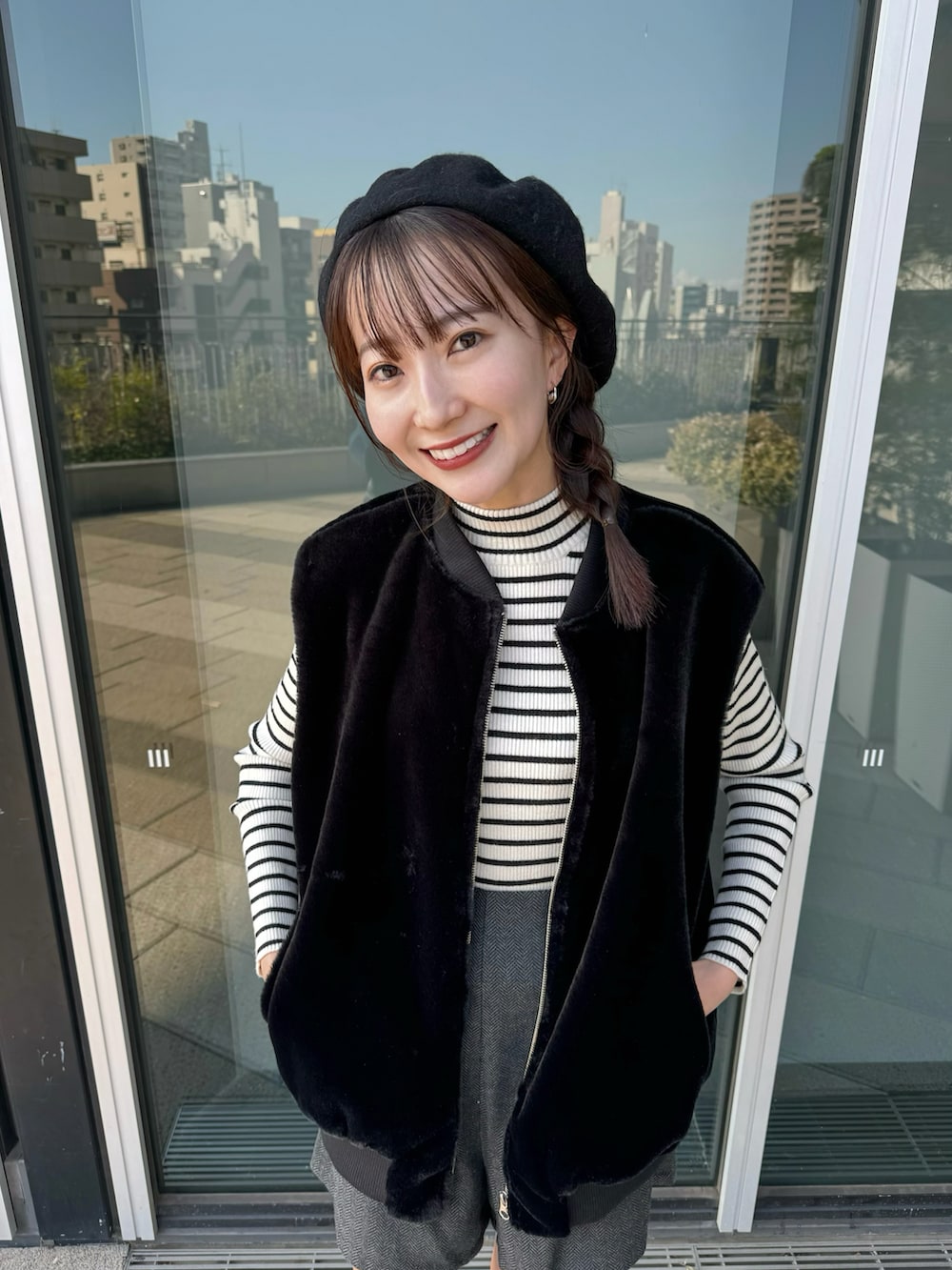 「earth music&ecology、ファッションを楽しもう、冬コーデ、モノトーン、ブラック、ブラックコーデ、ベレー帽、ベスト、ファーベスト、ボーダー、ボーダートップス、プチプラ、休日スタイル、韓国ファッション、ショートパンツ」|「earth music&ecologyのショートパンツ(その他パンツ、ブラック系)」を使った、このみさん(レディース・164cm)の秋コーディネートの3枚目の写真