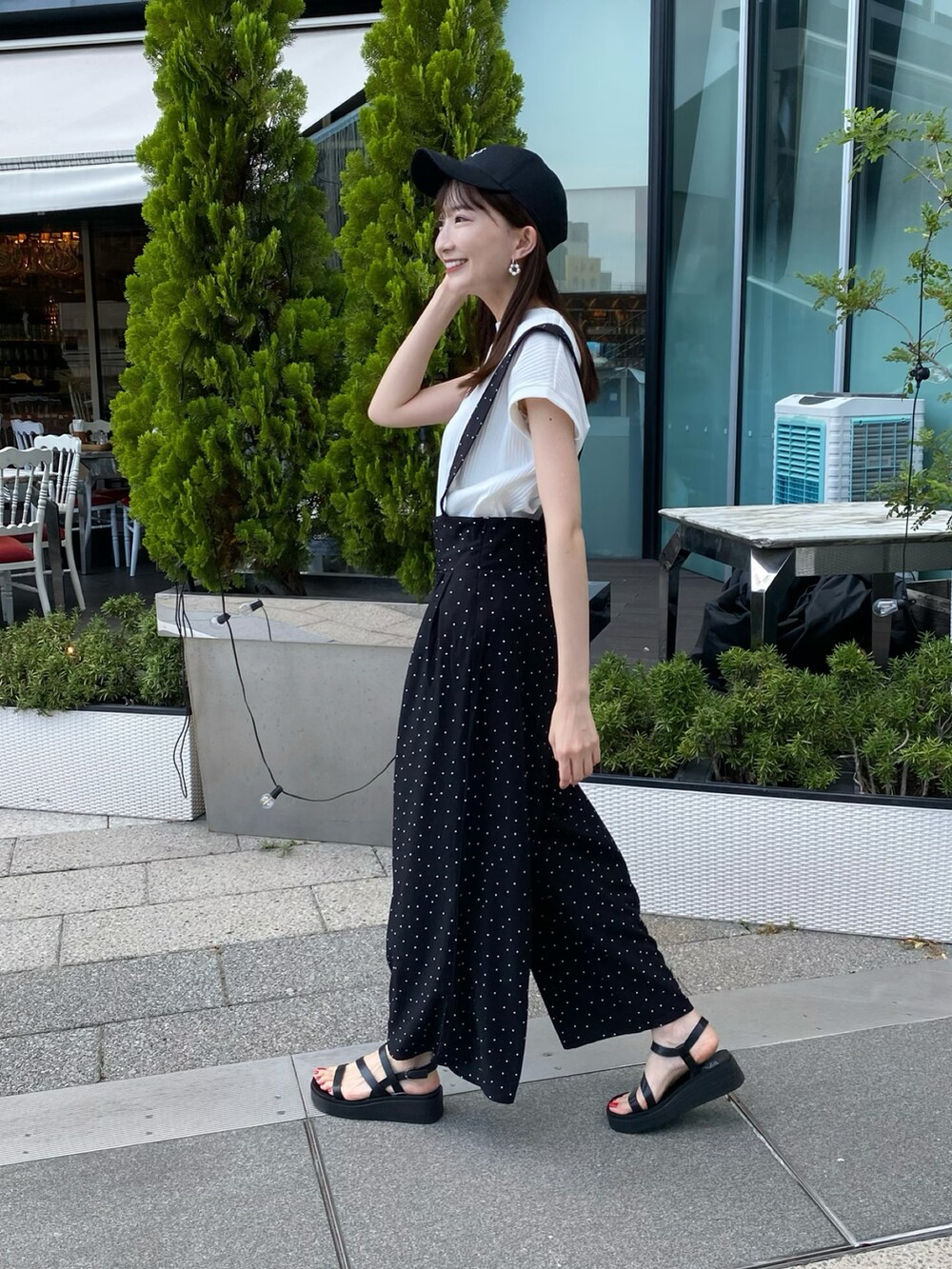 「earth music&ecology、みんなの白Tフェス、夏コーデ、ブラック、ブラックコーデ、キャップ、モノトーン、オールインワン、ドット、サンダル、大人カジュアル、プチプラ、韓国ファッション、お出かけコーデ、フレンチスリーブ」｜「earth music&ecologyのフレンチスリーブリブプルオーバー（Tシャツ/カットソー、ホワイト系）」を使った、このみさん（レディース・164cm）の夏コーディネートの2枚目の写真