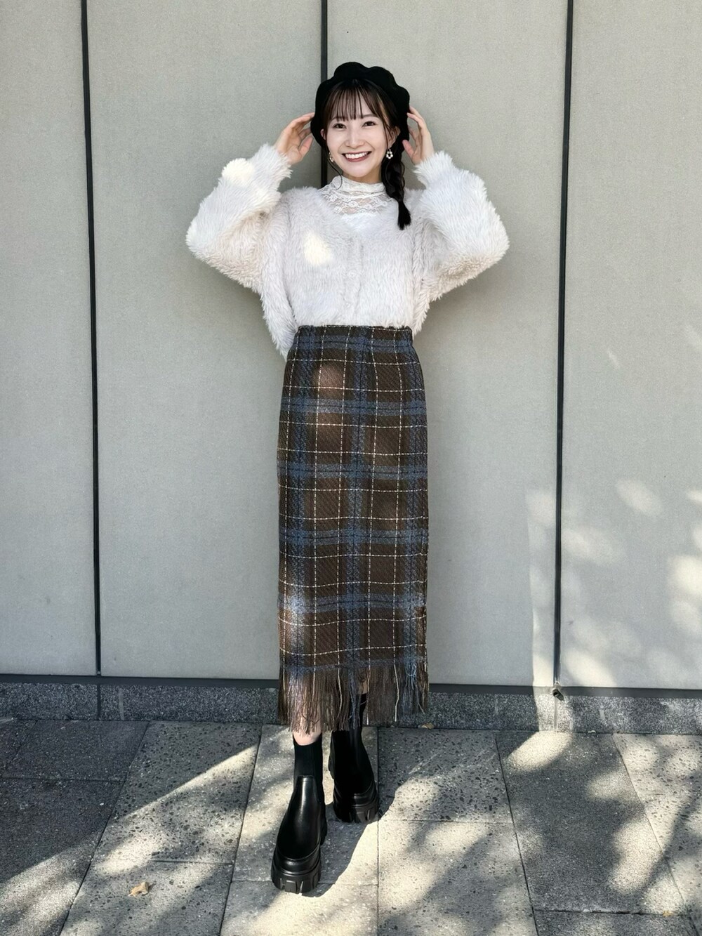 「ファッションを楽しもう、秋のコーデ、お出かけコーデ、オトナカジュアル、ブーツ、シャギーニット、カーディガン、タイトスカート、ロングスカート、チェック、休日スタイル、プチプラ、ベレー帽、あざとかわいい、デート」｜「earth music&ecologyのあったかフェミニンインナー（レース）（インナーウェア/肌着、ホワイト系）」を使った、このみさん（レディース・164cm）の秋コーディネートの2枚目の写真