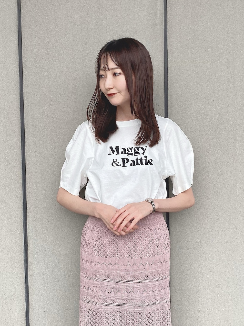 ホワイト系のTシャツ/カットソー、ベージュ系のトートバッグ、ホワイト系のスカートを着用したレディースの夏コーディネートの3枚目の写真