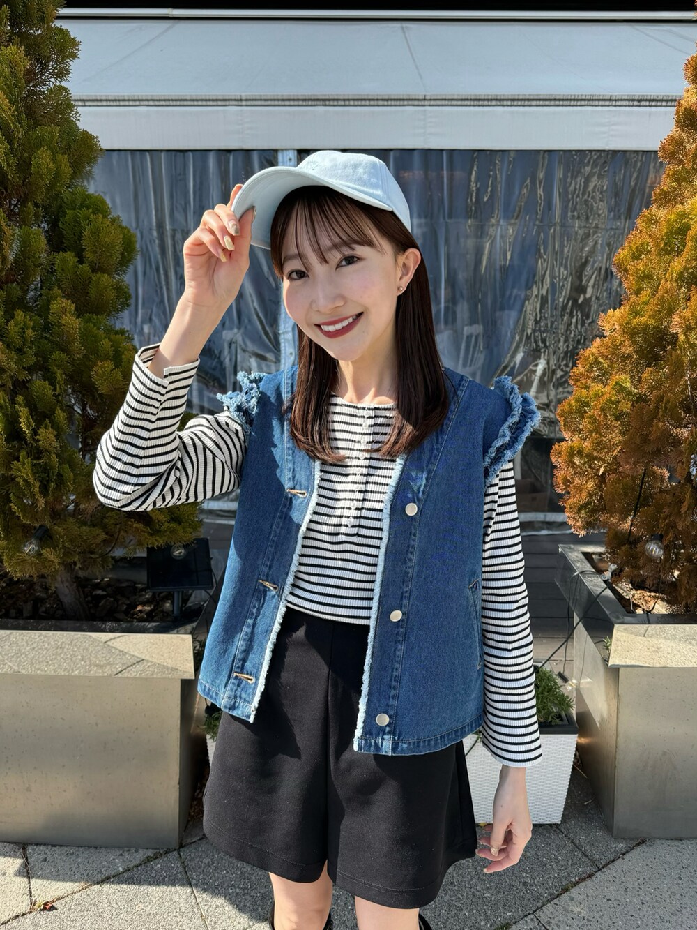 「春のおしゃ見えテクニック、春コーデ、春服、春服デビュー宣言、デニム、ベスト、ボーダー、ボーダートップス、キャップ、ショートパンツ、大人カジュアル、カジュアルコーデ、プチプラ、お出かけコーデ、休日スタイル」|「earth music&ecologyのツイルキャップ(ハット、ブルー系)」を使った、このみさん(レディース・164cm)の春コーディネートの4枚目の写真