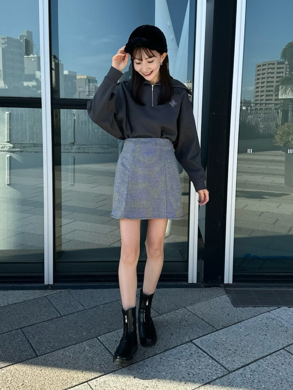 グレー系のTシャツ/カットソー、その他のスカート、ブラック系のハットを着用したレディースの秋コーディネートの2枚目の写真