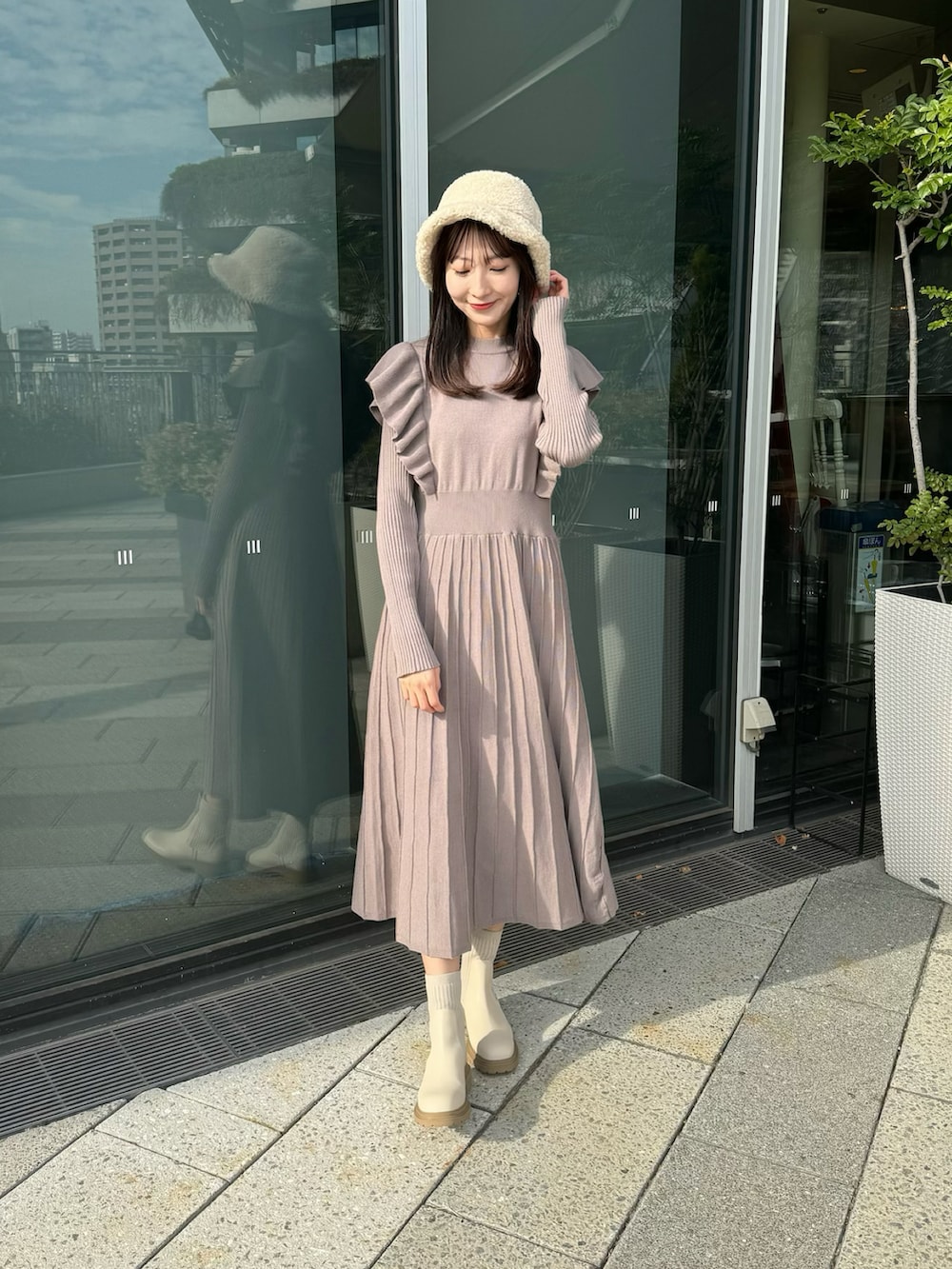 「earth music&ecology、冬コーデ、ボア、ハット、ニットワンピース、ワンピース、ロングワンピース、ワントーンコーデ、ベージュ、淡色コーデ、シンプルコーデ、シンプル、大人かわいい、休日スタイル、新星WEARISTAにエントリー」｜「earth music&ecologyのボアバケットハット（ハット、ホワイト系）」を使った、このみさん（レディース・164cm）の冬コーディネートの3枚目の写真