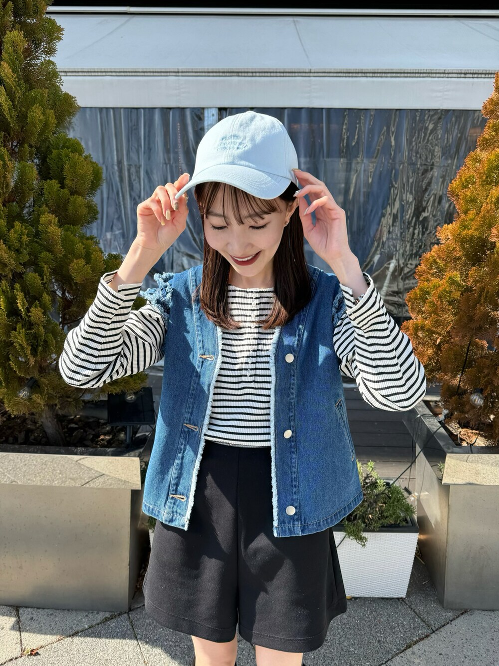 「春のおしゃ見えテクニック、春コーデ、春服、春服デビュー宣言、デニム、ベスト、ボーダー、ボーダートップス、キャップ、ショートパンツ、大人カジュアル、カジュアルコーデ、プチプラ、お出かけコーデ、休日スタイル」|「earth music&ecologyのツイルキャップ(ハット、ブルー系)」を使った、このみさん(レディース・164cm)の春コーディネートの2枚目の写真