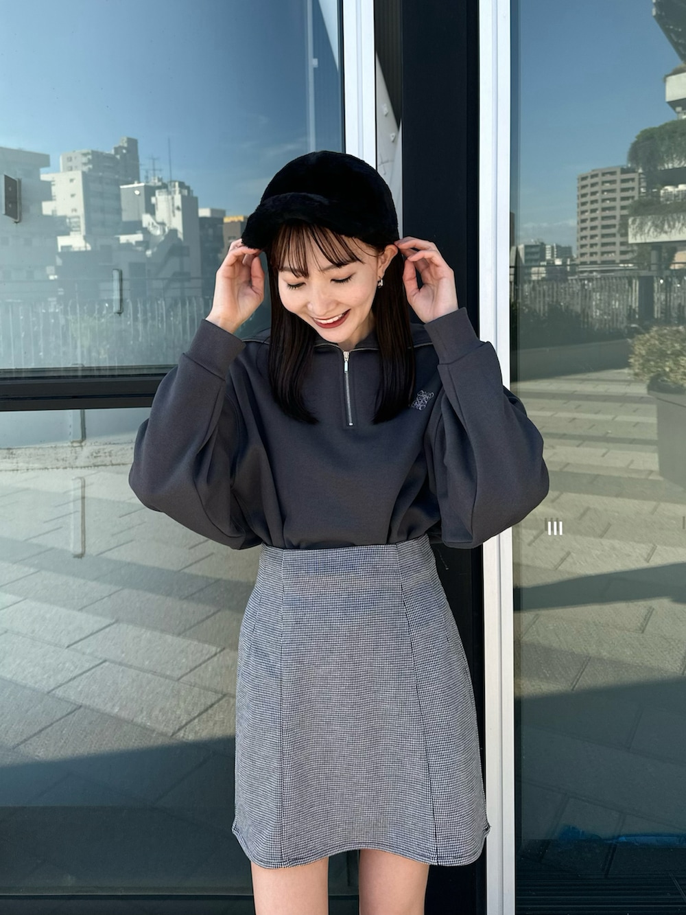 グレー系のTシャツ/カットソー、その他のスカート、ブラック系のハットを着用したレディースの秋コーディネートの4枚目の写真