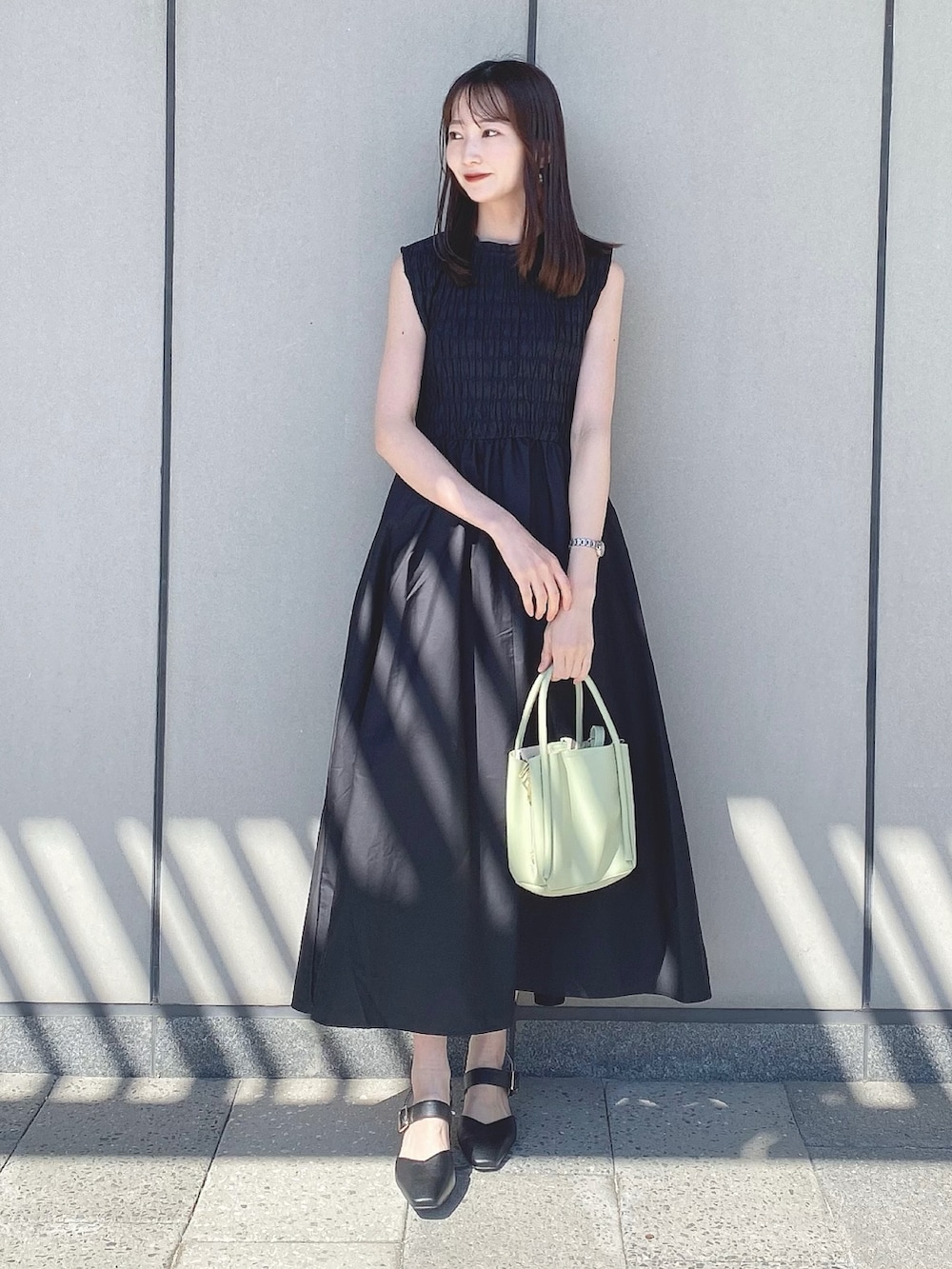 「earth music&ecology、春コーデ、春服みてみて、休日スタイル、モノトーン、モード、ジャケット、ジャケットスタイル、春アウター、キレイめ、パンプス、ブラック、いまどきジャケット写真、ショップスタッフの好印象コーデ、ショップスタッフのモノトーン」｜「Green　Parksの・Double Flags シャーリングノースリワンピ（ワンピース、ブラック系）」を使った、このみさん（レディース・164cm）の春コーディネートの2枚目の写真