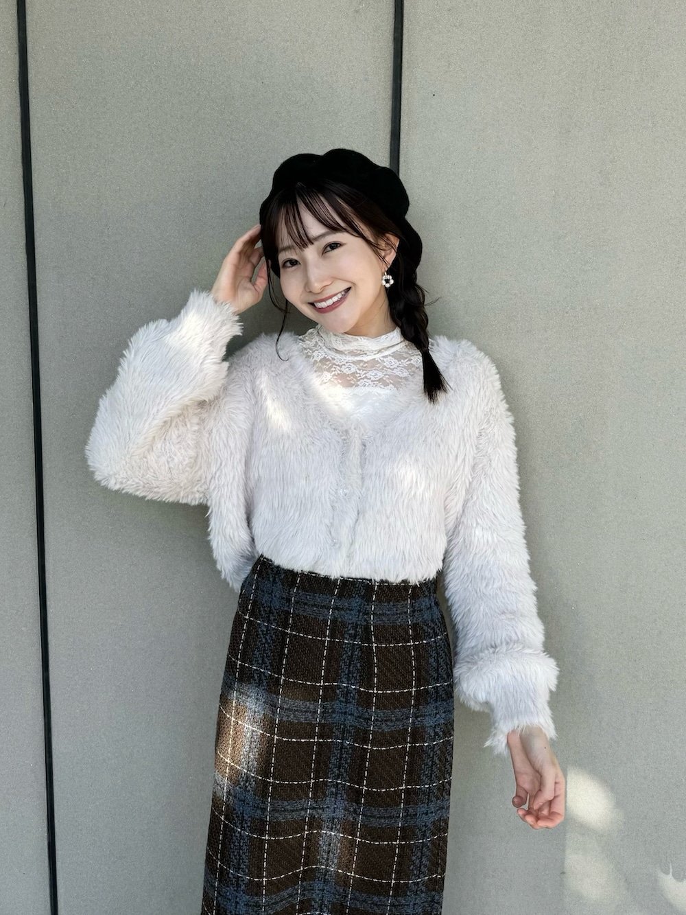 「ファッションを楽しもう、秋のコーデ、お出かけコーデ、オトナカジュアル、ブーツ、シャギーニット、カーディガン、タイトスカート、ロングスカート、チェック、休日スタイル、プチプラ、ベレー帽、あざとかわいい、デート」｜「earth music&ecologyのあったかフェミニンインナー（レース）（インナーウェア/肌着、ホワイト系）」を使った、このみさん（レディース・164cm）の秋コーディネートの3枚目の写真