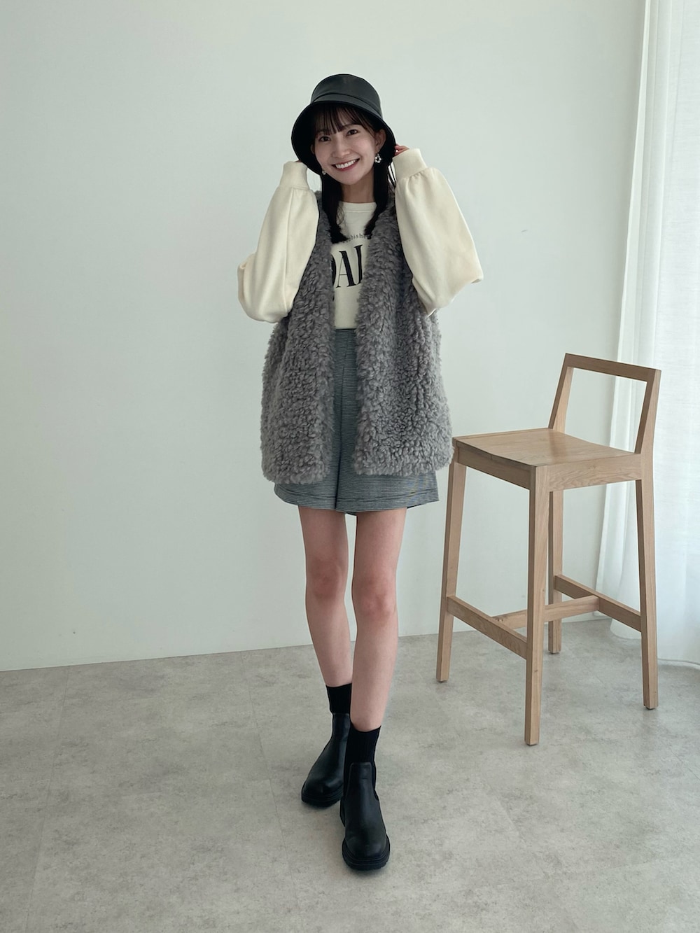 「earth music&ecology、秋コーデ、ハット、ボアベスト、スウェット、ロゴスウェット、ショートパンツ、千鳥柄、ショートブーツ、ブーツ、お出かけコーデ、プチプラ、休日スタイル、モノトーン、ファッションを楽しもう」|「earth music&ecologyのバケットハット(シンセティックレザー)(ハット、ブラック系)」を使った、このみさん(レディース・164cm)の秋コーディネートの4枚目の写真