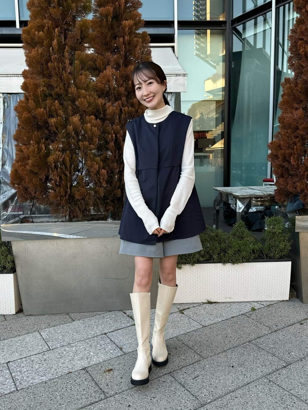 「春コーデ、春先取り、大人カジュアル、ハイネック、シアートップス、ジレ、ミニワンピ、ショートパンツ、ロングブーツ、モノトーン、モノトーンコーデ、レイヤードスタイル、休日スタイル、プチプラ、韓国ファッション」｜「earth music&ecologyのペプラムジレ（ベスト、ブルー系）」を使った、このみさん（レディース・164cm）の冬コーディネートの3枚目の写真