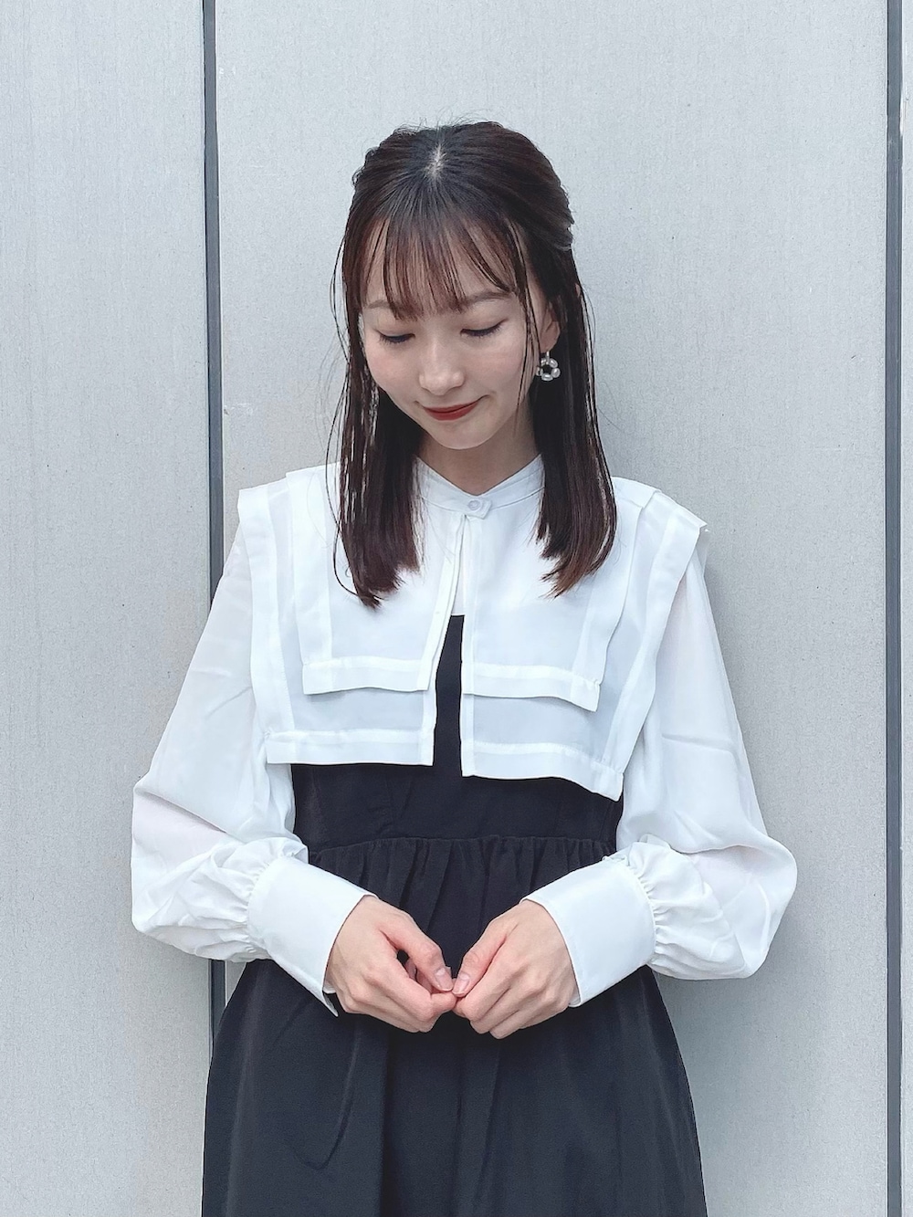 「earth music&ecology、春コーデ、ビッグカラー、つけ襟、キャミワンピ、モノトーン、モード、ブラック、ワントーンコーデ、パンプス、プチプラ、休日スタイル、ブラウス、ロングワンピース、ショップスタッフのモノトーン」|「earth music&ecologyのキャミワンピース(ワンピース、ブラック系)」を使った、このみさん(レディース・164cm)の春コーディネートの2枚目の写真