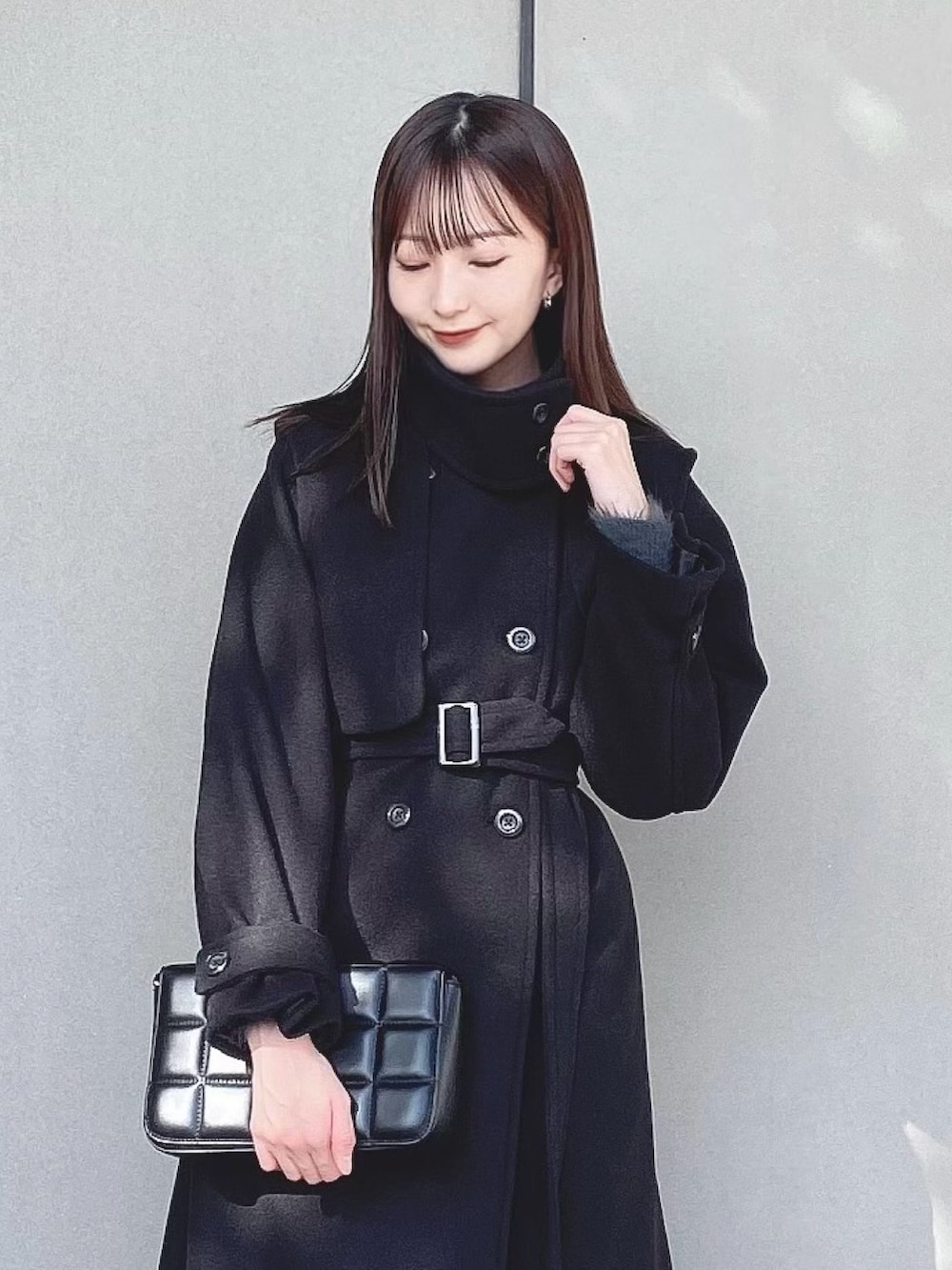 「earth music&ecology、冬コーデ、アウター、コート、ブラック、ブラックコーデ、ワントーンコーデ、クラッチバッグ、ブーツ、休日スタイル、プチプラ、モード、モノトーン、キレイめ、骨格ウェーブ」｜「earth music&ecologyのマルチWAYロングコート（その他アウター、ブラック系）」を使った、このみさん（レディース・164cm）の秋コーディネートの3枚目の写真
