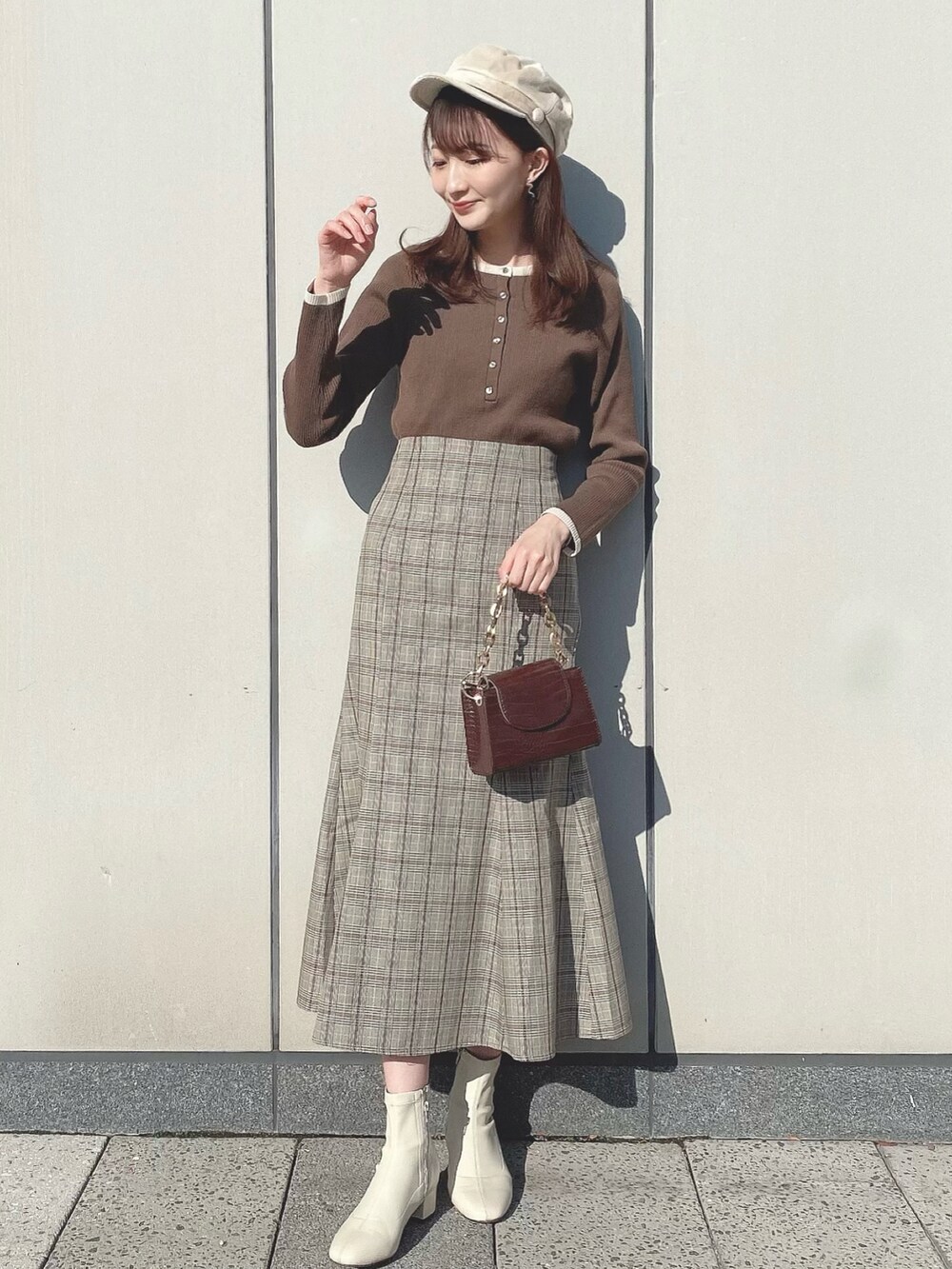 「earth music&ecology、クリスマスに着たい服、冬コーデ、プチプラ、ブラウス、ベージュ、マーメイドスカート、ブーツ、ショートブーツ、ミニバッグ、キャスケット、休日スタイル、キレイめ、大人ガーリー、チェック柄に恋してる」|「earth music&ecologyのヘンリ-ネックリブニットプルオーバー*(ニット/セーター、ブラウン系)」を使った、このみさん(レディース・164cm)の冬コーディネートの2枚目の写真