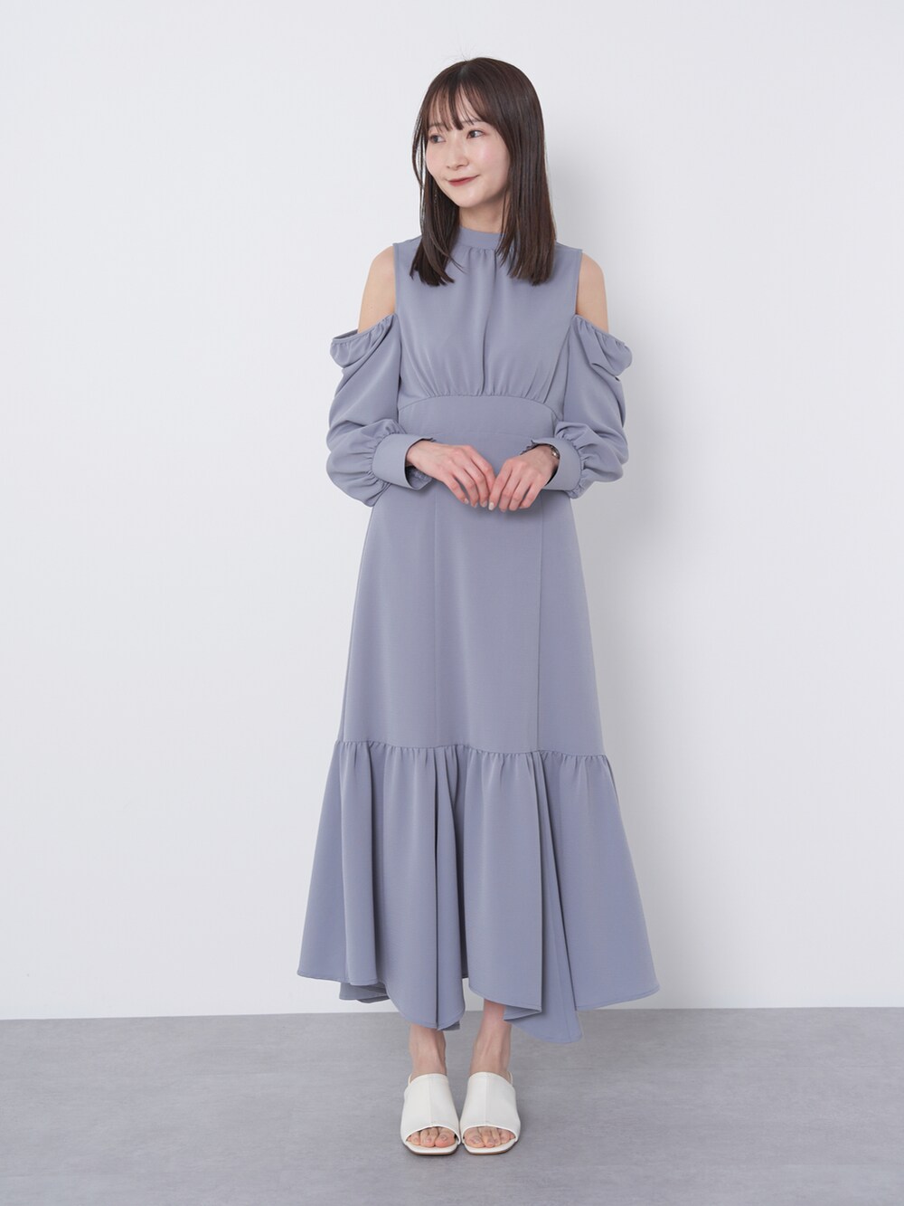 「earth music&ecology、春コーデ、春カラー、ブルー、バニティバッグ、ミュール、ロングワンピース、ショルダーバッグ、サンダル、プチプラ、休日スタイル、お出かけコーデ、キレイめ、ワントーンコーデ、春服デビュー宣言」｜「earth music&ecologyの2WAYショルダーワンピース（ワンピース、ブルー系）」を使った、このみさん（レディース・164cm）の春コーディネートの4枚目の写真