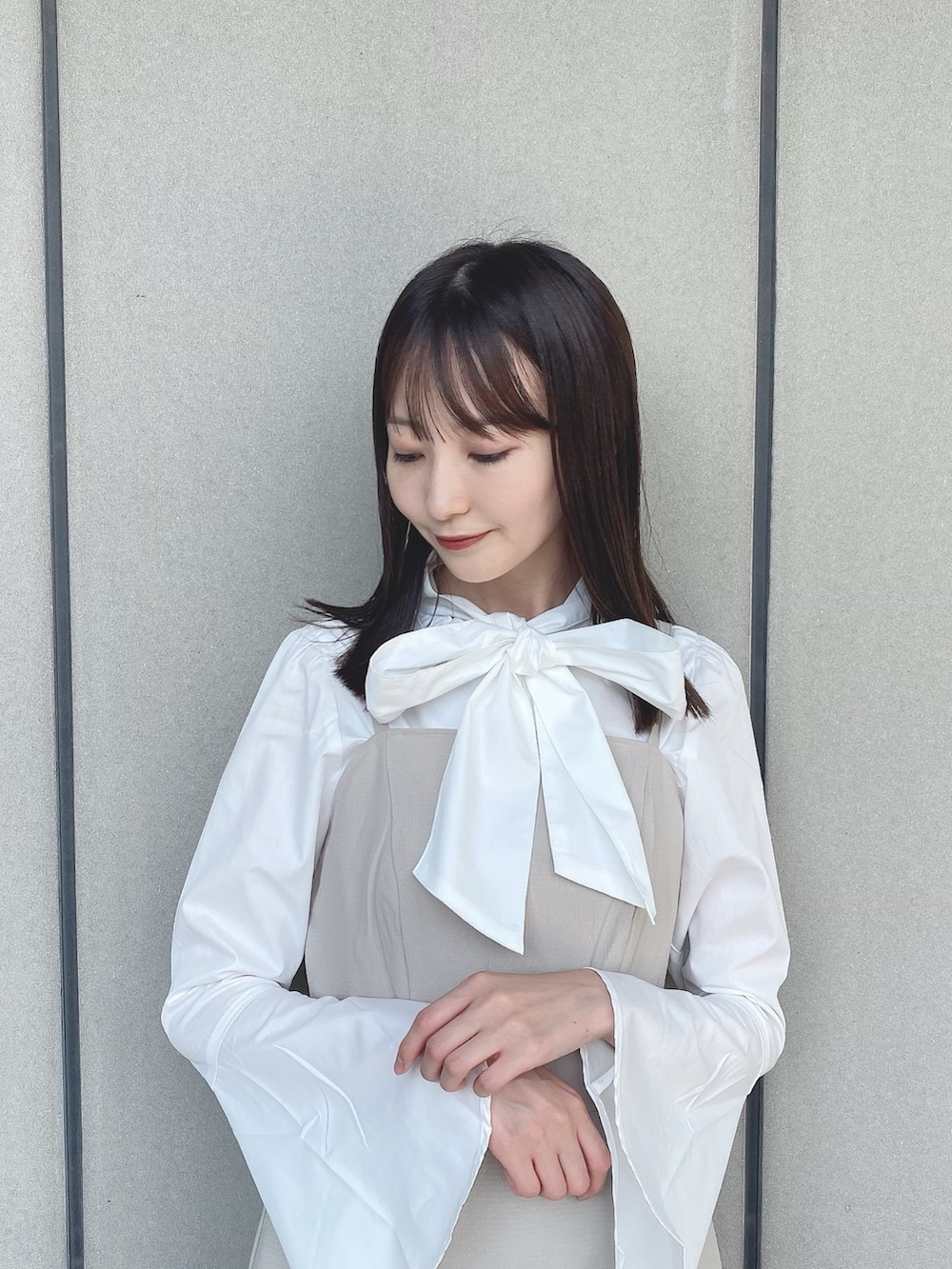 「earth music&ecology、秋コーデ、秋物準備はじめました、ベージュ、淡色コーデ、キャミワンピ、ボウタイブラウス、ボウタイ、ローファー、ミニバッグ、プチプラ、休日スタイル、お出かけコーデ、骨格ウェーブ、ワンピースコーデ」｜「earth music&ecologyのマルチWAYボウタイブラウス（シャツ/ブラウス、ホワイト系）」を使った、このみさん（レディース・164cm）の秋コーディネートの2枚目の写真