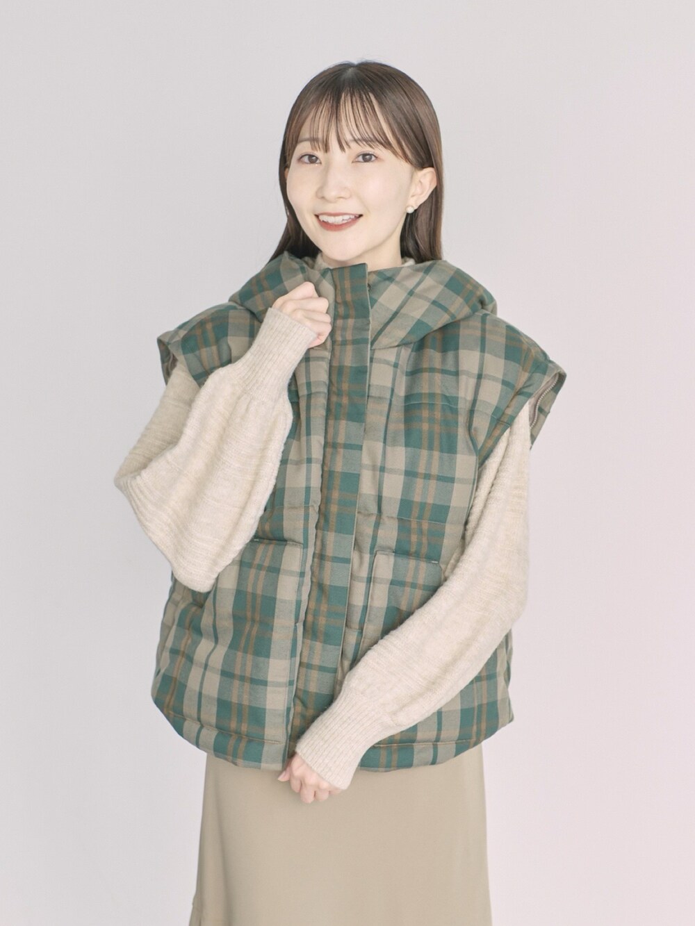 「earth music&ecology、冬コーデ、休日スタイル、プチプラ、ニット、ハイネック、マーメイドスカート、ベージュ、淡色コーデ、ダウンベスト、冬アウター、冬アウター着回しチャレンジ、クリスマスに着たい服、マイベストコーデ2022、着回しコーデ」｜「earth music&ecologyのチェック中綿ジャケット（ダウンジャケット/コート、グリーン系）」を使った、このみさん（レディース・164cm）の冬コーディネートの4枚目の写真