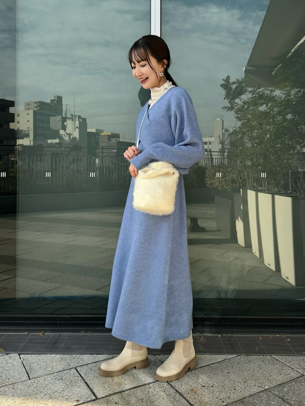 「新星WEARISTAにエントリー、earth music&ecology、冬コーデ、ニットワンピース、休日スタイル、レイヤードスタイル、お出かけコーデ、ショルダーバッグ、ブーツ、プチプラ、ワントーンコーデ、ブルー、オトナカジュアル、大人カジュアル、韓国ファッション」｜「earth music&ecologyのSet2点クロスニット＋ノースリーブニットワンピース（ワンピース、ブルー系）」を使った、このみさん（レディース・164cm）の冬コーディネートの3枚目の写真