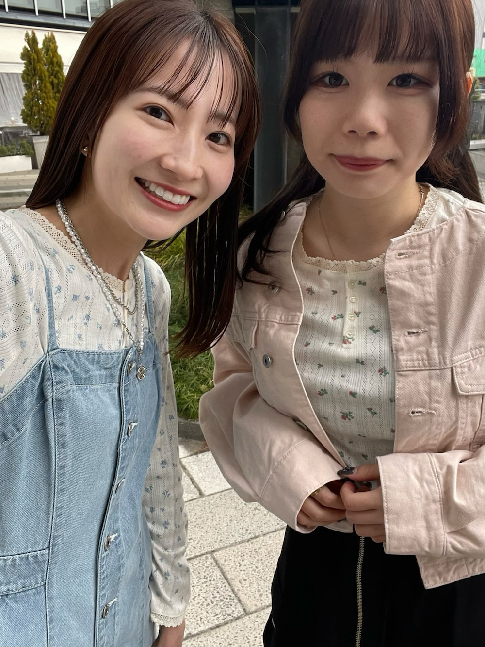 「春のおしゃ見えテクニック、earth music&ecology、春コーデ、春服みてみて、キャップ、花柄、デニム、デニムワンピース、キャミワンピ、ショルダーバッグ、オトナカジュアル、大人カジュアル、お出かけコーデ、プチプラ、休日スタイル」|「earth music&ecologyのボタンキャミデニムワンピース(ワンピース、ブルー系)」を使った、このみさん(レディース・164cm)の春コーディネートの4枚目の写真