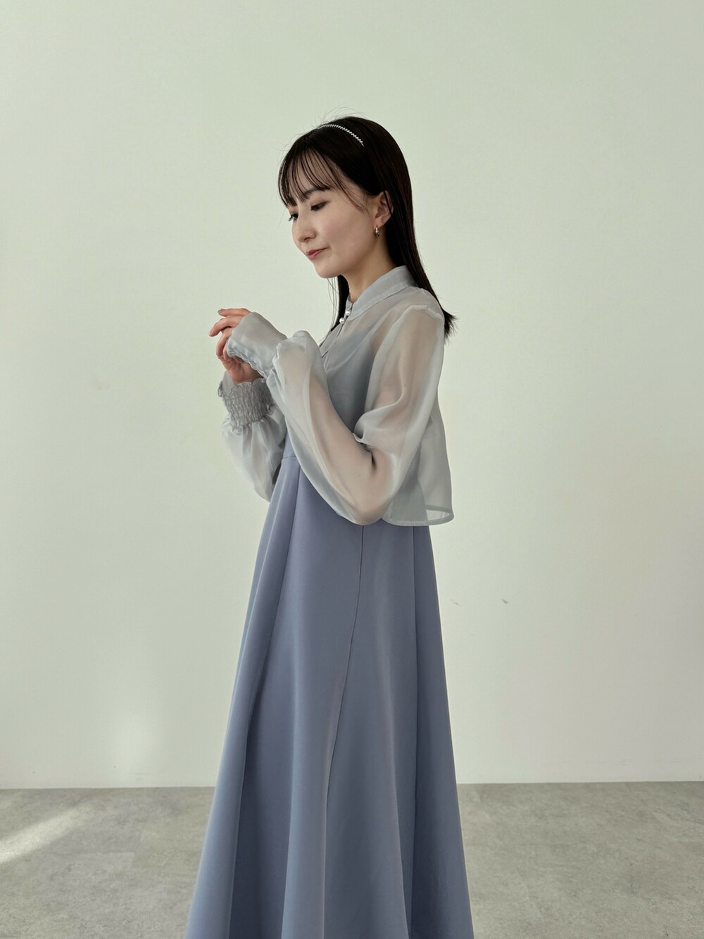 「earth music&ecology、オケージョン、お呼ばれスタイル、ワンピース、ロングワンピース、ボレロ、キャミワンピ、ワントーンコーデ、ブルー、骨格ウェーブ、カチューシャ、高身長、プチプラ、お出かけコーデ、キレイめ」｜「earth music&ecologyのSET2点ボレロ+キャミワンピース（ドレス、ブルー系）」を使った、このみさん（レディース・164cm）の冬コーディネートの3枚目の写真