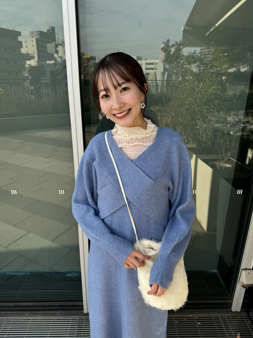 「新星WEARISTAにエントリー、earth music&ecology、冬コーデ、ニットワンピース、休日スタイル、レイヤードスタイル、お出かけコーデ、ショルダーバッグ、ブーツ、プチプラ、ワントーンコーデ、ブルー、オトナカジュアル、大人カジュアル、韓国ファッション」｜「earth music&ecologyのSet2点クロスニット＋ノースリーブニットワンピース（ワンピース、ブルー系）」を使った、このみさん（レディース・164cm）の冬コーディネートの2枚目の写真