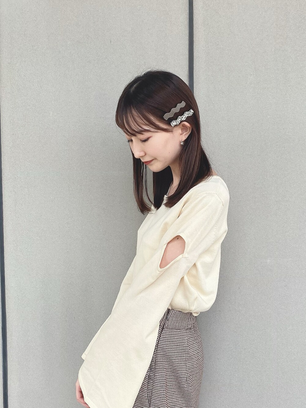「earth music&ecology、プチプラ、秋コーデ、淡色コーデ、スカパン、ブーツ、ロングブーツ、ベージュ、休日スタイル、ショルダーバッグ、白ニット、ワントーンコーデ、お出かけコーデ、秋カラー、韓国ファッション」|「Green Parksの・HALF TIME SET2点 ウェーブヘアクリップ(その他、グリーン系)」を使った、このみさん(レディース・164cm)の秋コーディネートの3枚目の写真