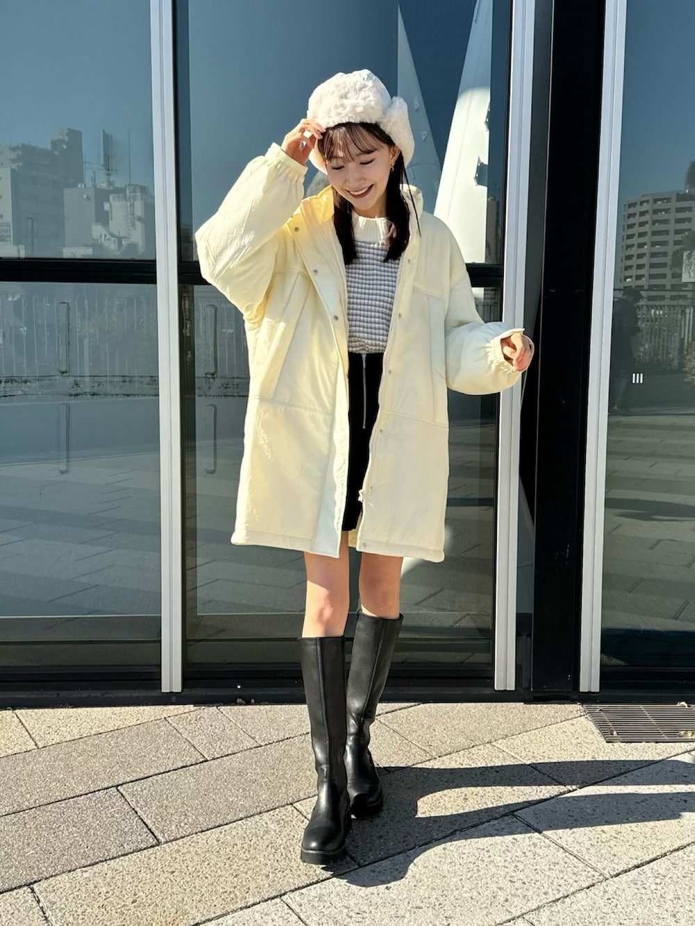 「あけましておめでとうございます！、earth music&ecology、冬コーデ、冬アウター、休日スタイル、フライトキャップ、ショートパンツ、ロングブーツ、お出かけコーデ、韓国ファッション、あったかコーデ、ホワイト、ホワイトコーデ、冬を彩る色いろコーデ、カジュアルコーデ」｜「earth music&ecologyのマットベロアモールプルオーバー（Tシャツ/カットソー、ピンク系）」を使った、このみさん（レディース・164cm）の冬コーディネートの3枚目の写真