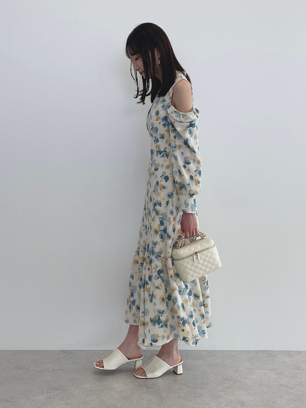 「earth music&ecology、春服デビュー宣言、春コーデ、ワンピース、花柄ワンピース、ミュール、ショルダーバッグ、バニティバッグ、春カラー、淡色コーデ、キレイめ、プチプラ、休日スタイル、デート、韓国ファッション」｜「earth music&ecologyの2WAYショルダーワンピース（ワンピース、その他）」を使った、このみさん（レディース・164cm）の春コーディネートの2枚目の写真