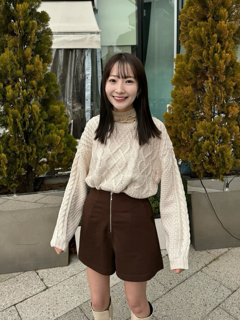 「新星WEARISTAにエントリー、earth music&ecology、冬コーデ、休日スタイル、ファーコート、ケーブルニット、ショートパンツ、ロングブーツ、淡色コーデ、韓国ファッション、冬アウター、クリスマスに着たい服、マイベストコーデ2023、お出かけコーデ、プチプラ」｜「earth music&ecologyのファーブルゾン（ブルゾン、ブラウン系）」を使った、このみさん（レディース・164cm）の冬コーディネートの4枚目の写真