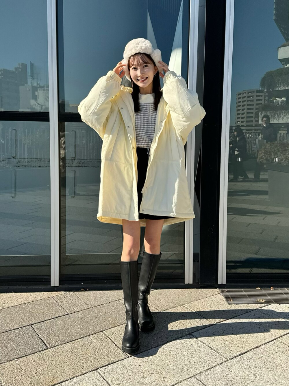 「あけましておめでとうございます！、earth music&ecology、冬コーデ、冬アウター、休日スタイル、フライトキャップ、ショートパンツ、ロングブーツ、お出かけコーデ、韓国ファッション、あったかコーデ、ホワイト、ホワイトコーデ、冬を彩る色いろコーデ、カジュアルコーデ」｜「earth music&ecologyのマットベロアモールプルオーバー（Tシャツ/カットソー、ピンク系）」を使った、このみさん（レディース・164cm）の冬コーディネートの5枚目の写真