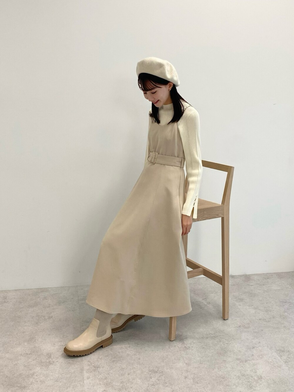「秋服まるっと大公開、秋コーデ、ベージュ、ベージュコーデ、ワントーンコーデ、淡色コーデ、ベレー帽、キャミワンピ、ニット、ブーツ、休日スタイル、プチプラ、韓国ファッション、お出かけコーデ、ロングワンピース」|「earth music&ecologyのベレー帽(ハンチング/ベレー帽、ホワイト系)」を使った、このみさん(レディース・164cm)の秋コーディネートの4枚目の写真