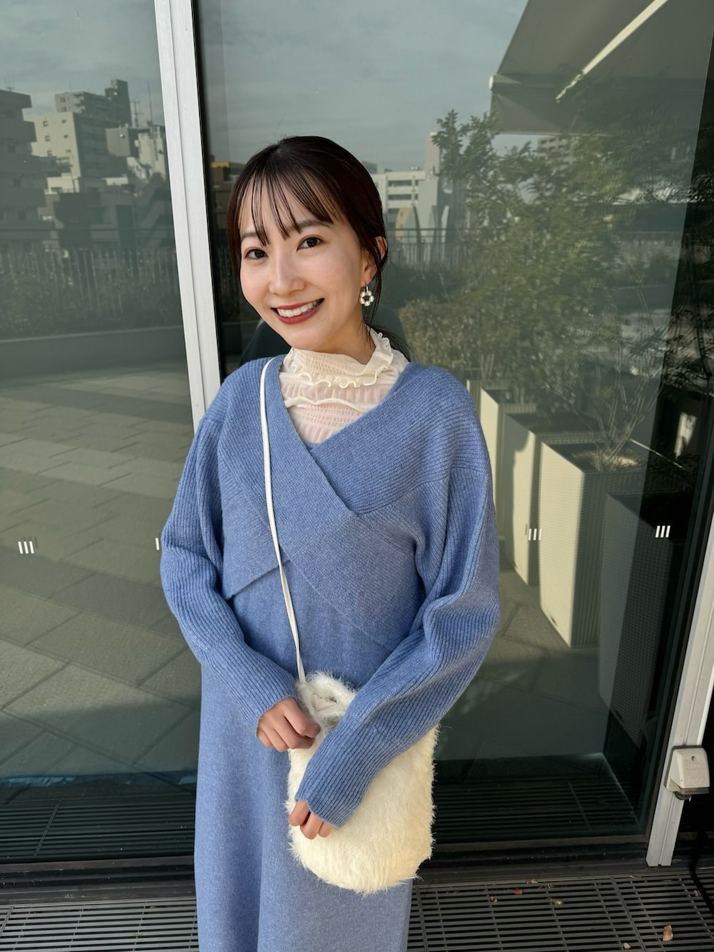 「新星WEARISTAにエントリー、earth music&ecology、冬コーデ、ニットワンピース、休日スタイル、レイヤードスタイル、お出かけコーデ、ショルダーバッグ、ブーツ、プチプラ、ワントーンコーデ、ブルー、オトナカジュアル、大人カジュアル、韓国ファッション」｜「earth music&ecologyのSet2点クロスニット＋ノースリーブニットワンピース（ワンピース、ブルー系）」を使った、このみさん（レディース・164cm）の冬コーディネートの4枚目の写真