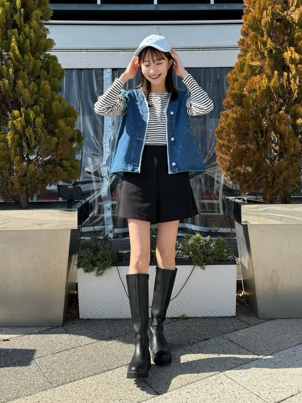 「春のおしゃ見えテクニック、春コーデ、春服、春服デビュー宣言、デニム、ベスト、ボーダー、ボーダートップス、キャップ、ショートパンツ、大人カジュアル、カジュアルコーデ、プチプラ、お出かけコーデ、休日スタイル」|「earth music&ecologyのツイルキャップ(ハット、ブルー系)」を使った、このみさん(レディース・164cm)の春コーディネートの3枚目の写真