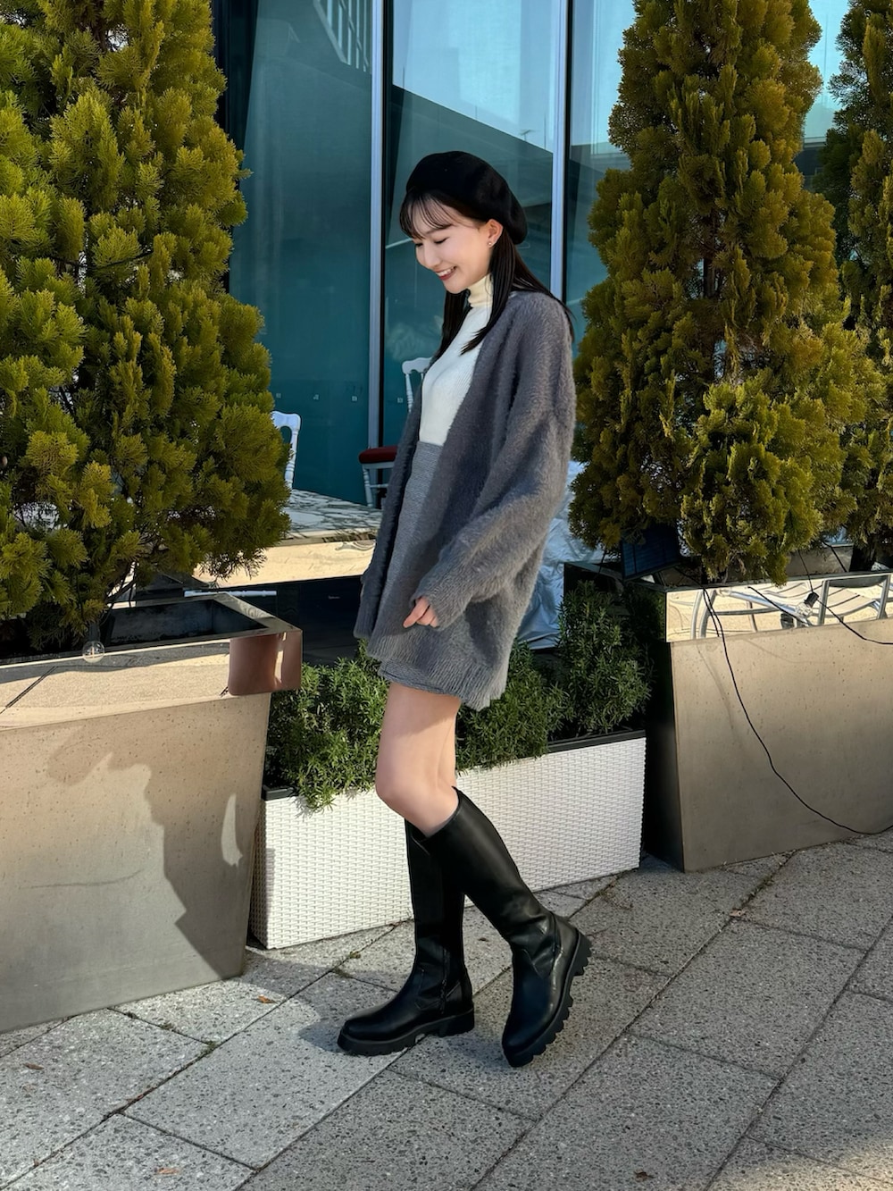 「earth music&ecology、冬コーデ、ベレー帽、ハイネック、ハイネックニット、ミニスカート、千鳥柄、カーディガン、シャギー、モテ、グレー、モノトーン、モノトーンコーデ、ワントーンコーデ、ロングブーツ」｜「earth music&ecologyのやわらかタッチリブタートルネックプルオーバー（Tシャツ/カットソー、ホワイト系）」を使った、このみさん（レディース・164cm）の冬コーディネートの2枚目の写真