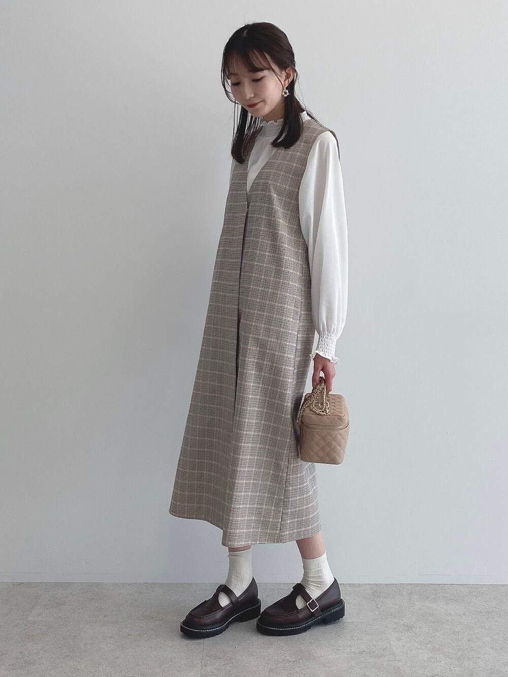 「春服デビュー宣言、earth music&ecology、春コーデ、春服みてみて、淡色コーデ、ベージュ、チェック、ブラウス、ローファー、プチプラ、休日スタイル、ジャンスカ、きれいめカジュアル、大人カジュアル、韓国ファッション」｜「earth music&ecologyのシャーリングネックブラウス（シャツ/ブラウス、ホワイト系）」を使った、このみさん（レディース・164cm）の春コーディネートの2枚目の写真