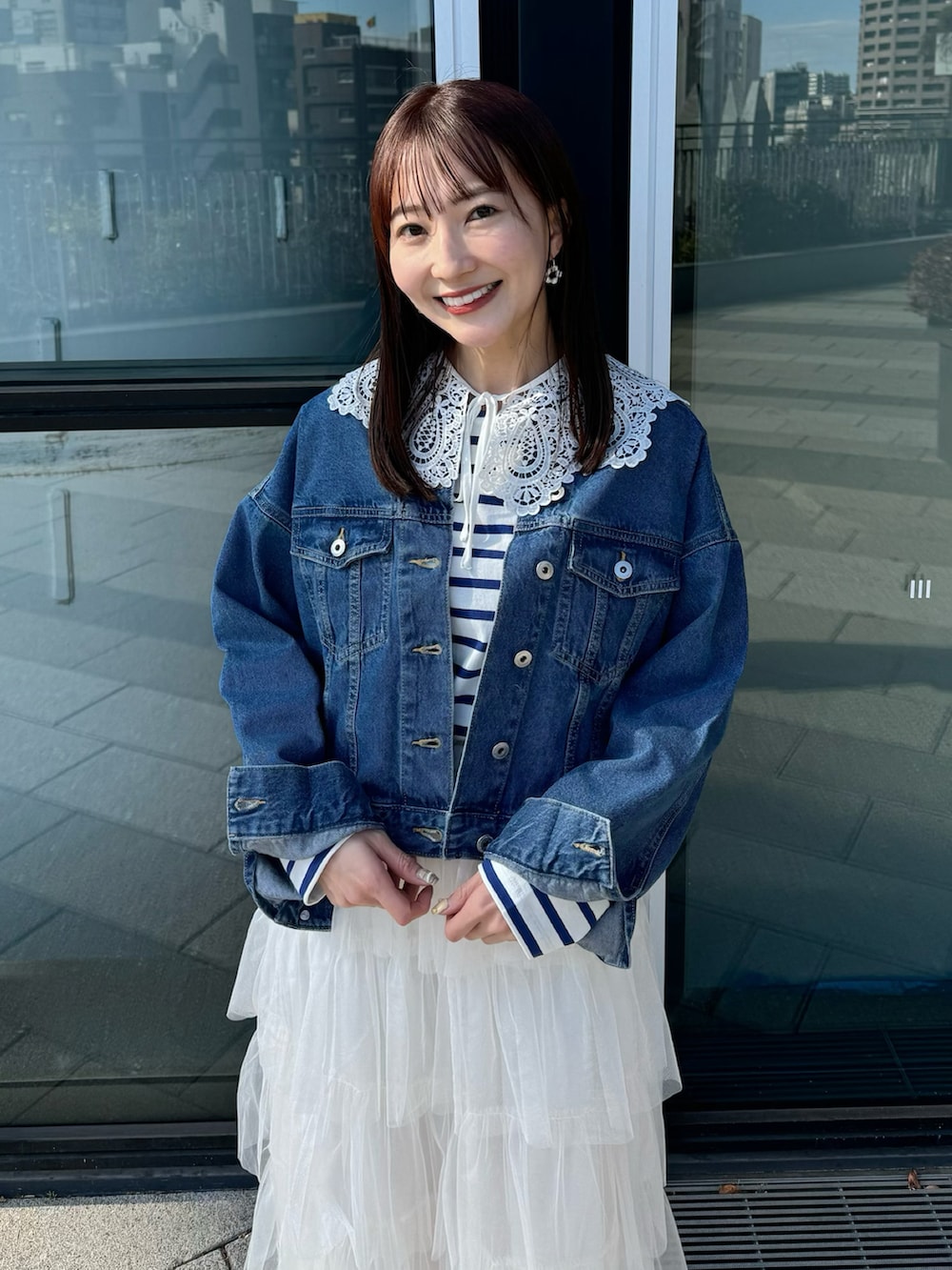 「24ssトレンド、春コーデ、デニム、Gジャン、つけ襟、ボーダー、ボーダートップス、チュールスカート、チュール、プチプラ、休日スタイル、お出かけコーデ、韓国ファッション、トレンド、オトナカジュアル」｜「earth music&ecologyのスタンドカラーGジャン（その他アウター、ブルー系）」を使った、このみさん（レディース・164cm）の冬コーディネートの4枚目の写真
