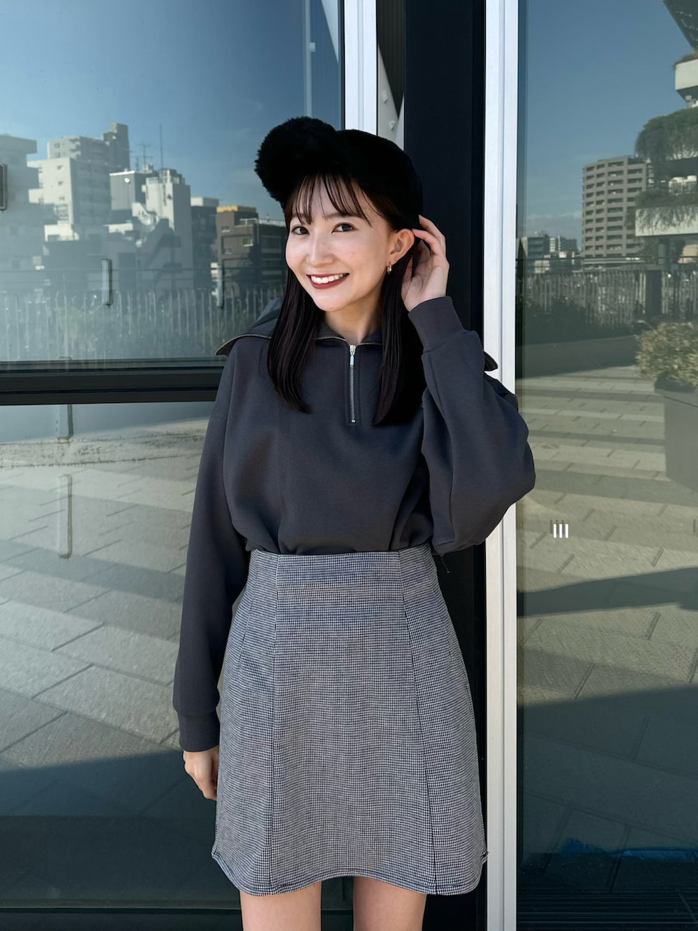 グレー系のTシャツ/カットソー、その他のスカート、ブラック系のハットを着用したレディースの秋コーディネートの5枚目の写真