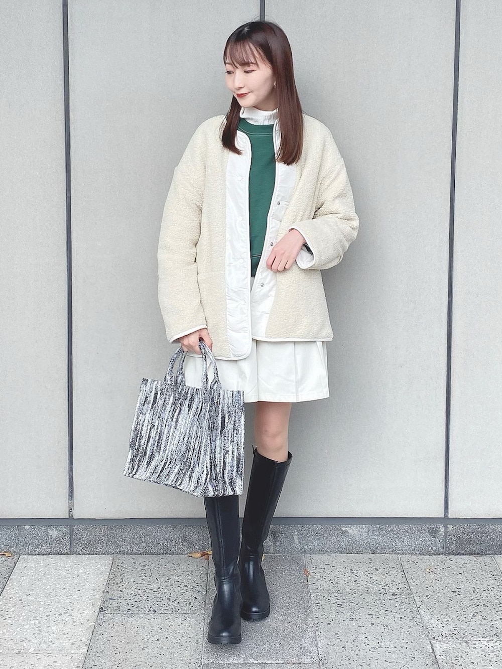 「earth music&ecology、冬コーデ、冬アウター、冬アウター着回しチャレンジ、着回しコーデ、休日スタイル、プチプラ、ボア、ボアジャケット、ショートパンツ、ハーフパンツ、ロングブーツ、トートバッグ、カジュアル、ハイネック」|「earth music&ecologyの配色ステッチウラキモウプルオーバー(Tシャツ/カットソー、グリーン系)」を使った、このみさん(レディース・164cm)の冬コーディネートの2枚目の写真