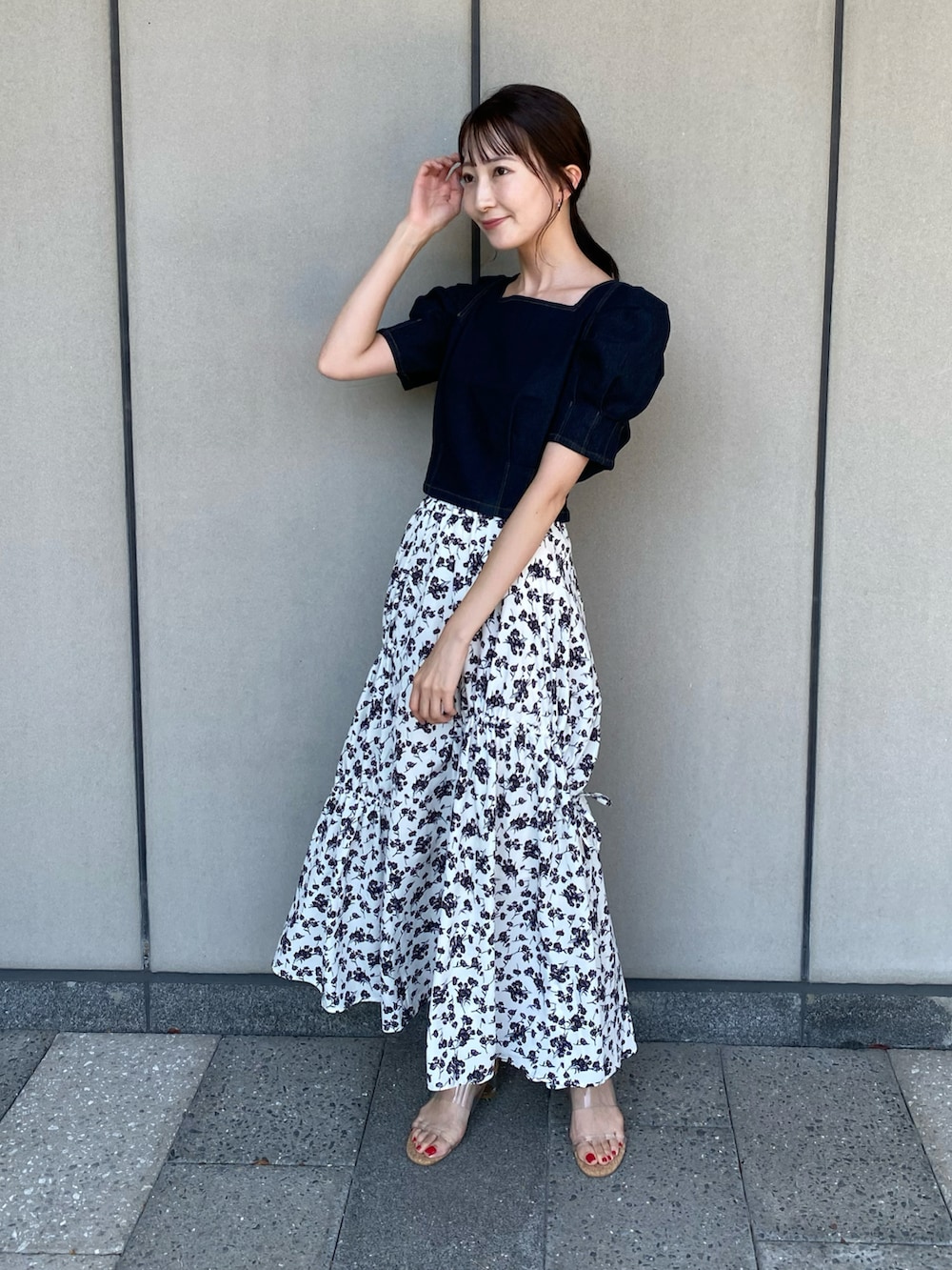 「アツいコーデ全部見せ、earth music&ecology、秋コーデ、秋服準備はじめました、秋先取りコーデ、デニム、花柄、花柄スカート、休日スタイル、キレイめ、パワショル、プチプラ、韓国ファッション、モノトーン、ブラウス」｜「earth music&ecologyのパワショルスクエアネックプルオーバー（Tシャツ/カットソー、ブルー系）」を使った、このみさん（レディース・164cm）の夏コーディネートの2枚目の写真