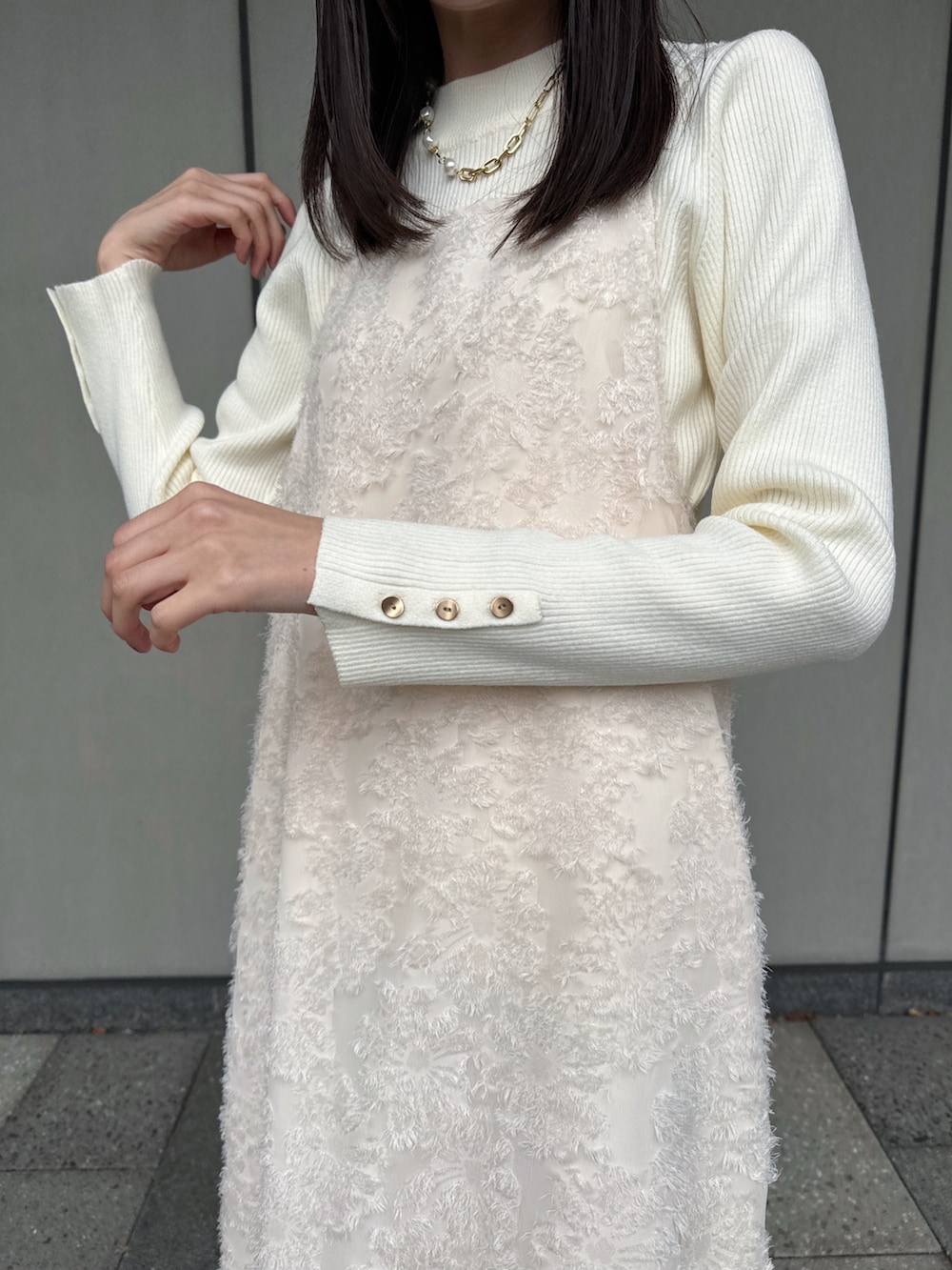 「新星WEARISTAにエントリー、earth music&ecology、冬コーデ、冬コート、ホワイト、ホワイトコーデ、ワントーンコーデ、キャミワンピ、ブーツ、淡色コーデ、休日スタイル、プチプラ、ゆるコーデ、韓国ファッション、お出かけコーデ」｜「earth music&ecologyのBIGカラーコクーンコート（その他アウター、ベージュ系）」を使った、このみさん（レディース・164cm）の冬コーディネートの5枚目の写真